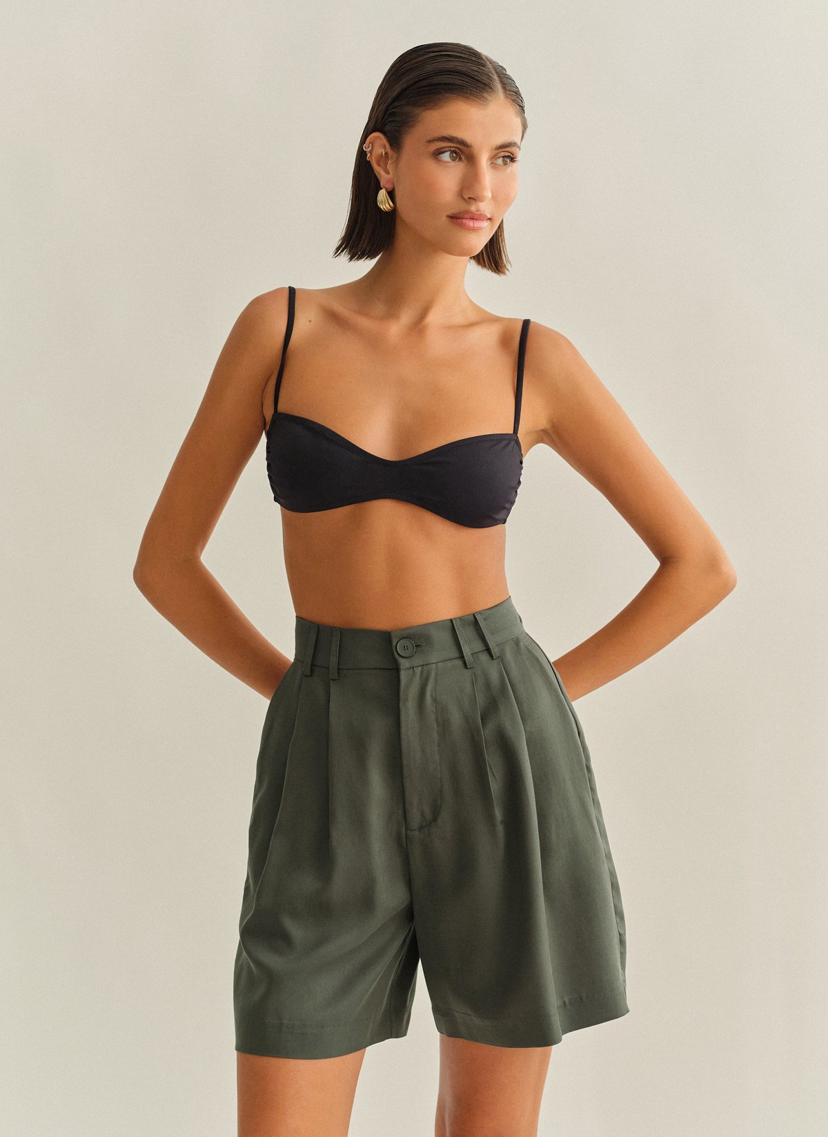 Γυναικεία ψηλόμεση υφασμάτινη βερμούδα