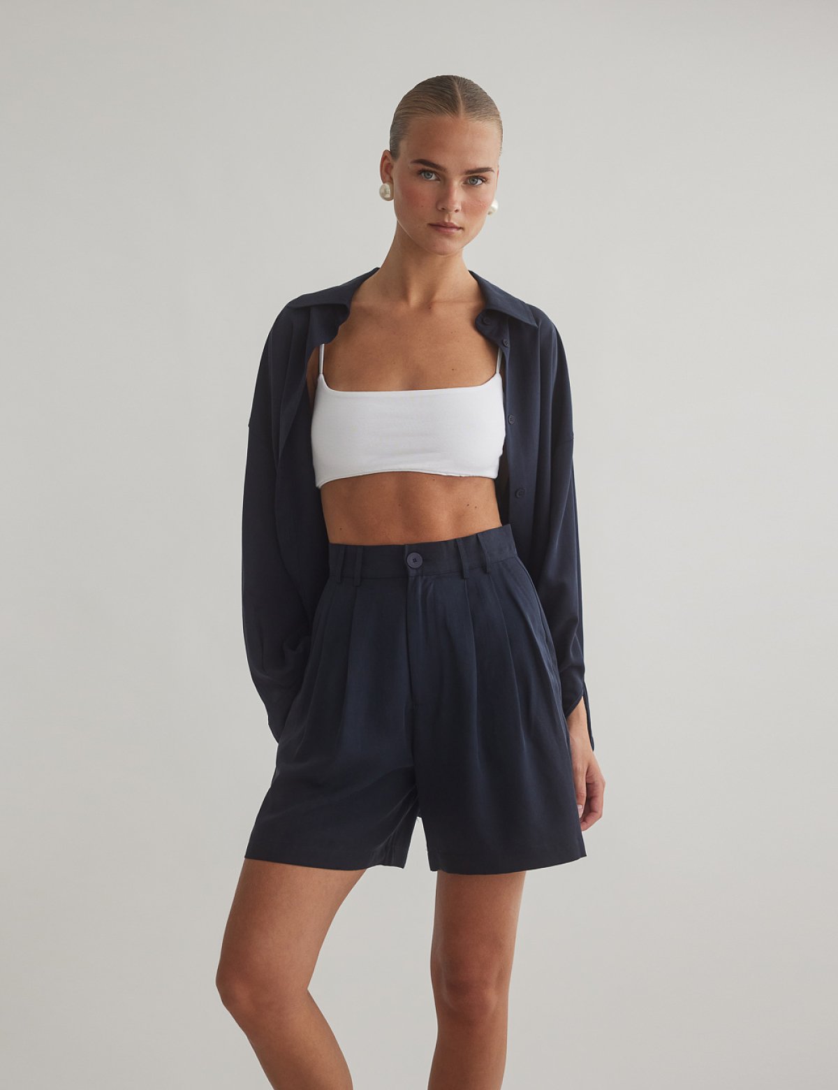 Γυναικεία ψηλόμεση υφασμάτινη βερμούδα