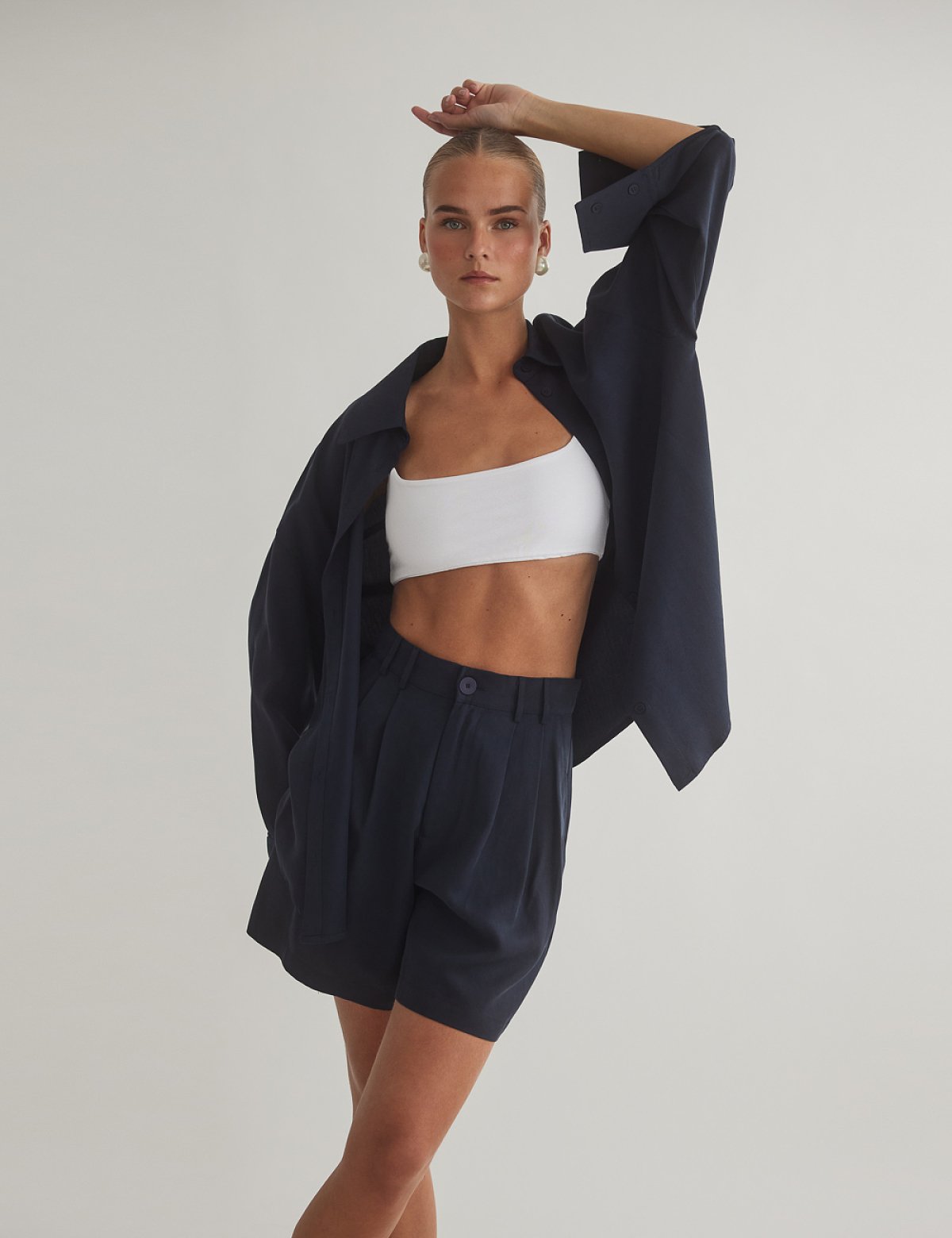 Γυναικεία ψηλόμεση υφασμάτινη βερμούδα