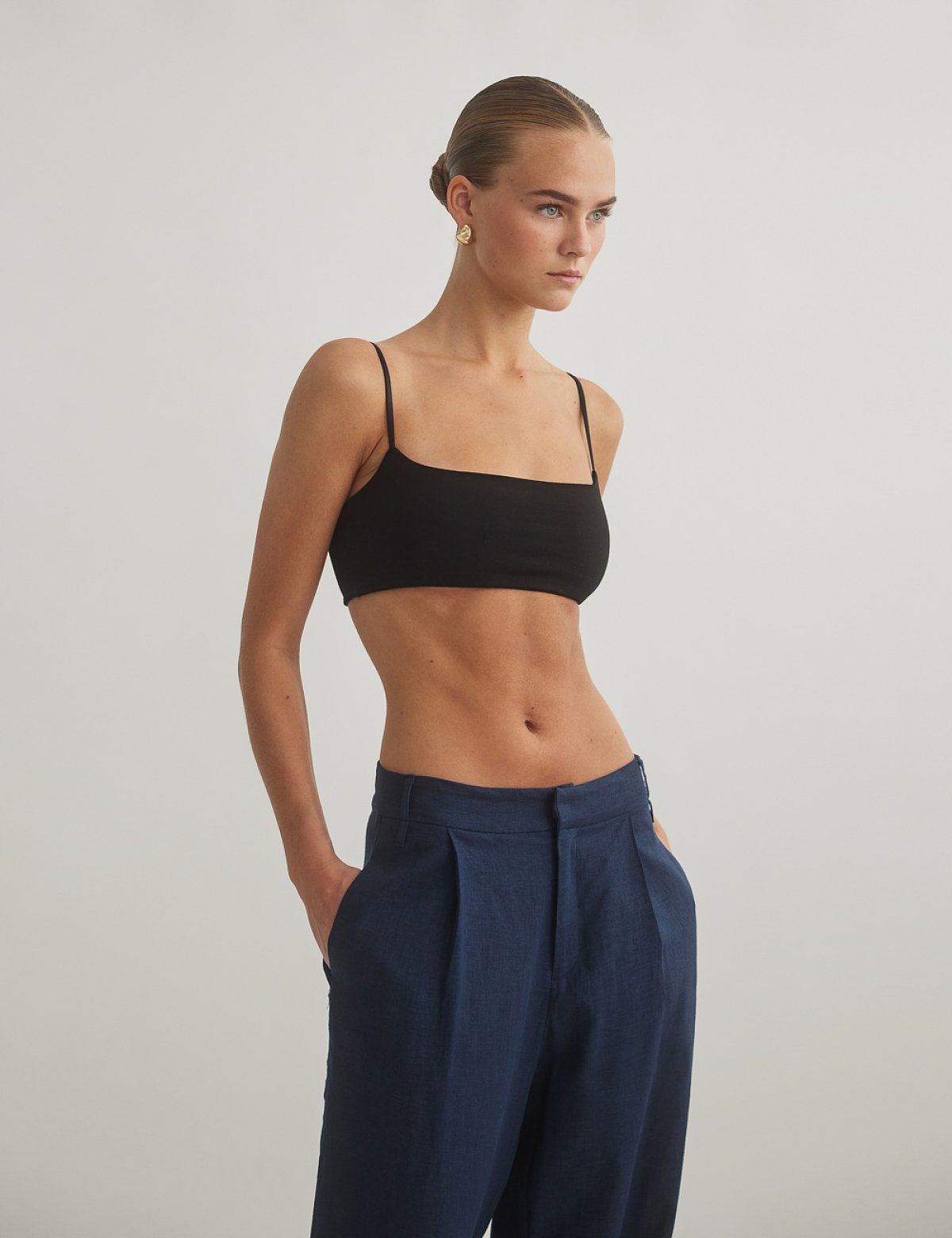 Γυναικείο crop τοπ με λεπτά τιραντάκια