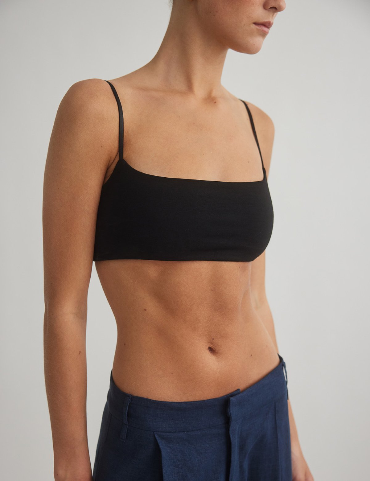 Γυναικείο crop τοπ με λεπτά τιραντάκια