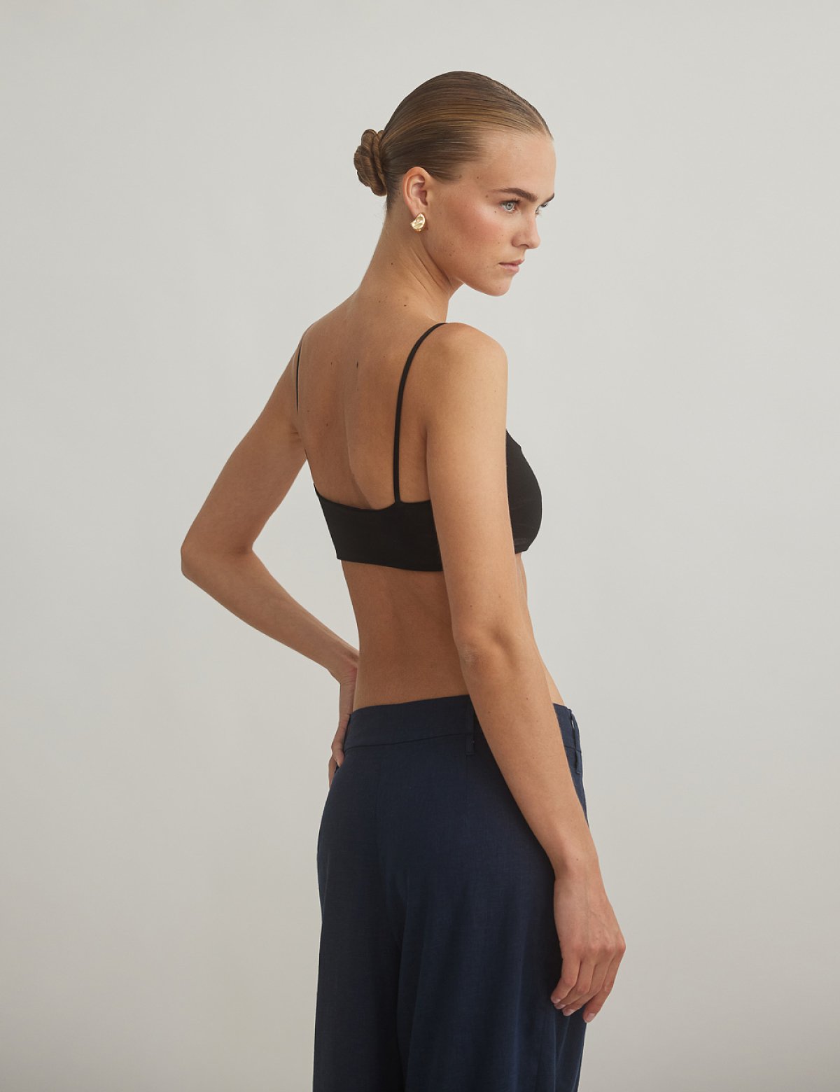 Γυναικείο crop τοπ με λεπτά τιραντάκια