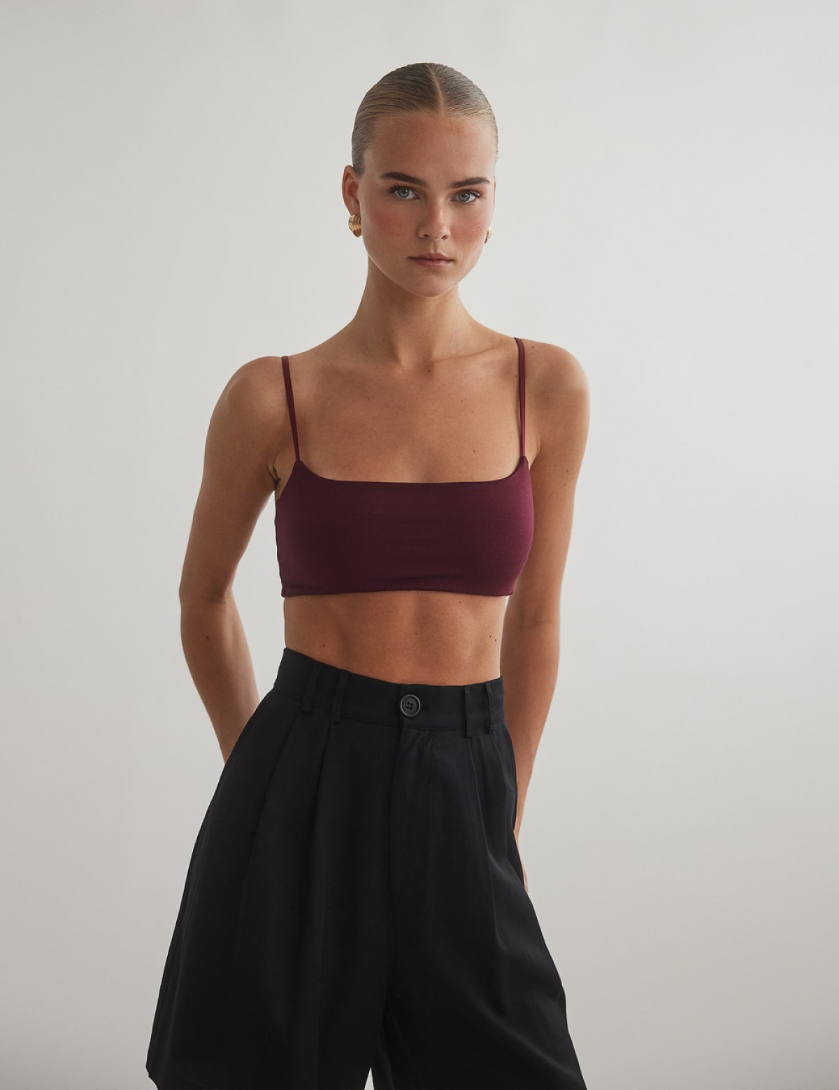 Γυναικείο crop τοπ με λεπτά τιραντάκια