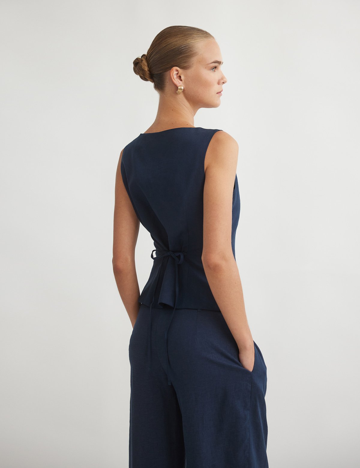 Linen vest with wide straps-15