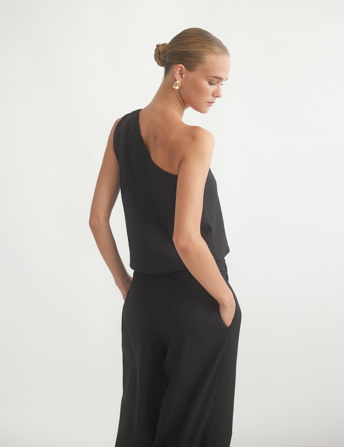 Linen one-shoulder blouse with knot-9