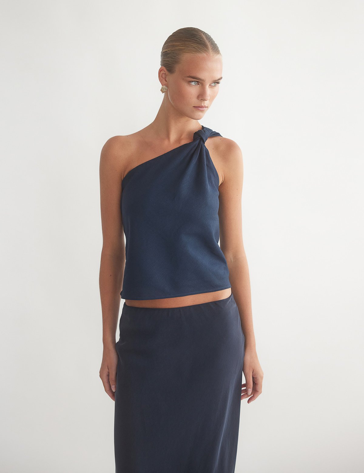 Linen one-shoulder blouse with knot-4