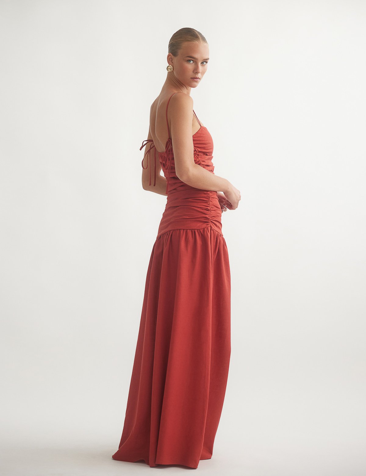 Γυναικείο λινό μακρύ φόρεμα με σούρες