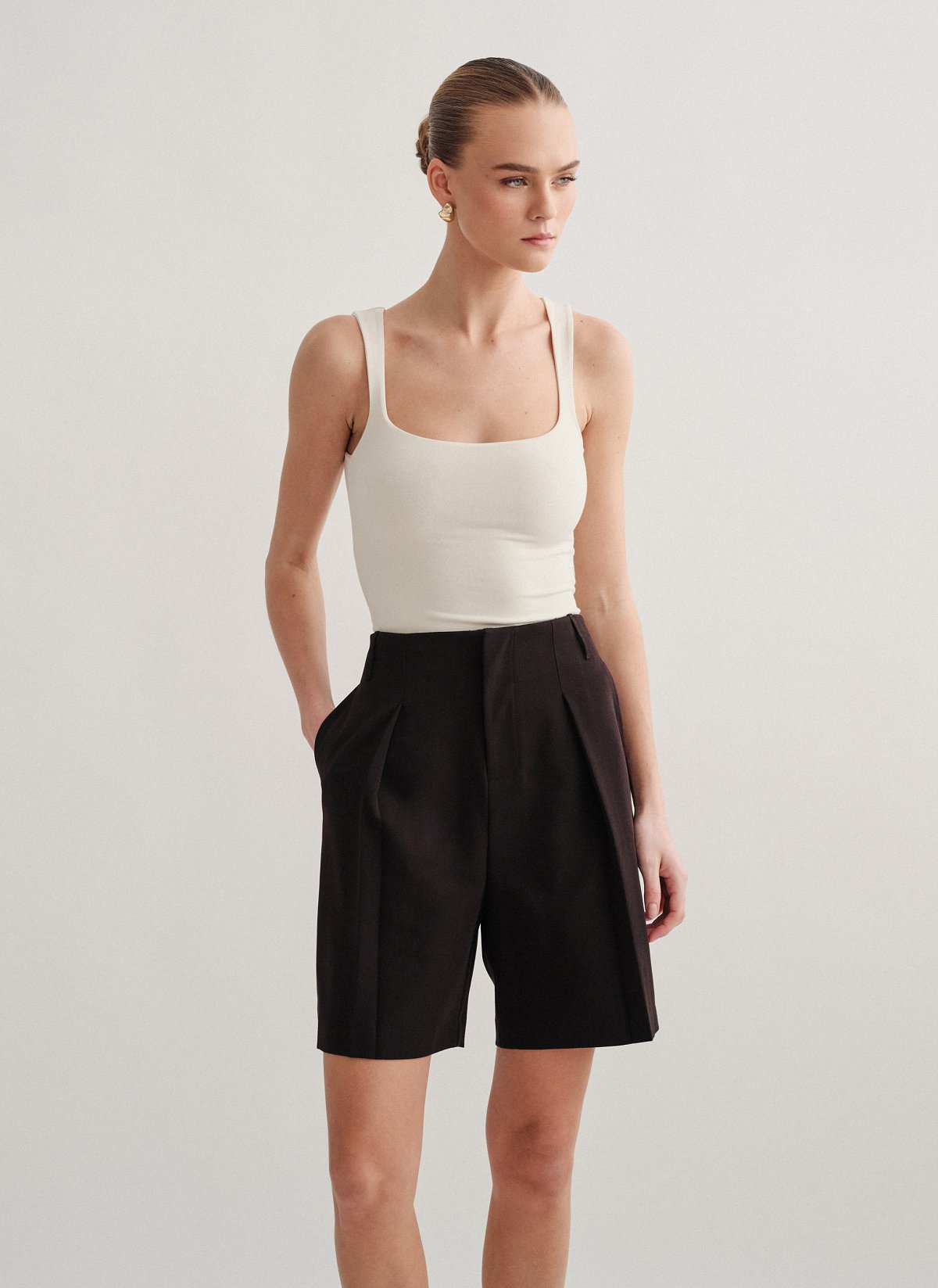 Γυναικεία υφασμάτινη βερμούδα