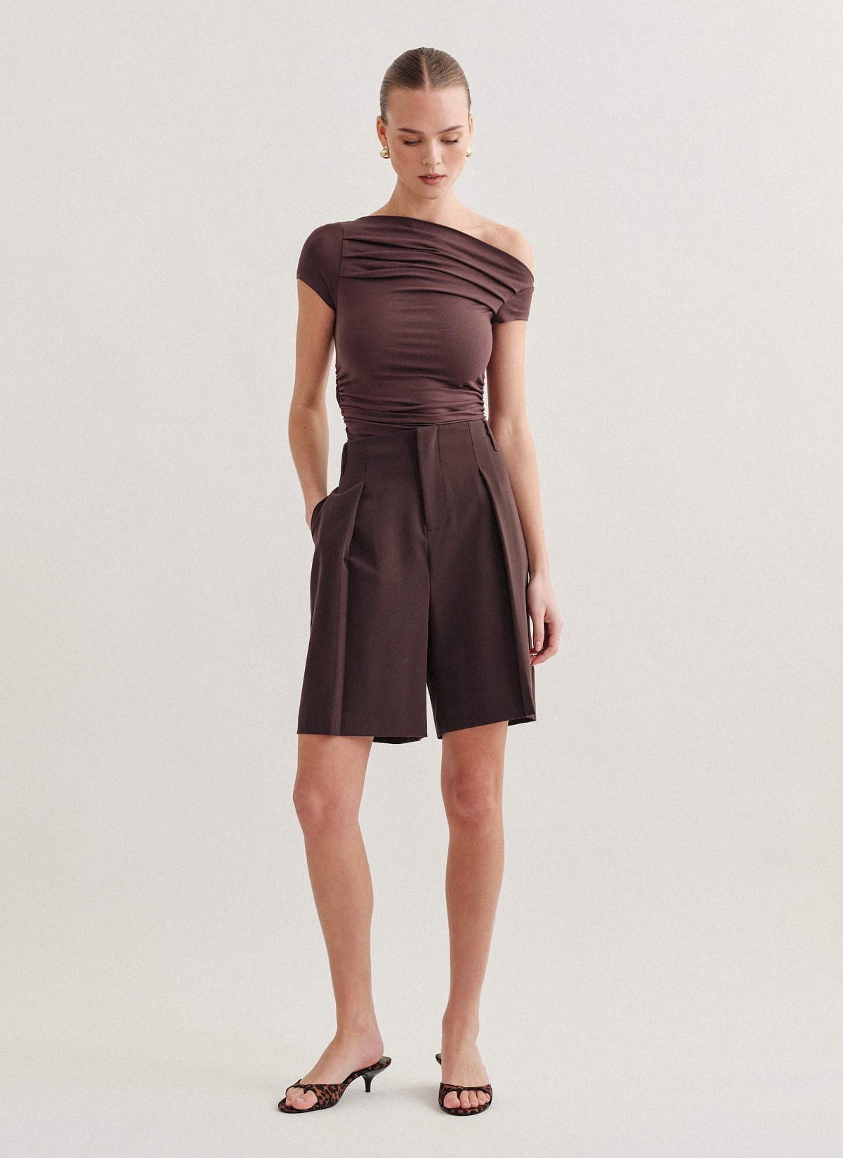 Γυναικεία υφασμάτινη βερμούδα