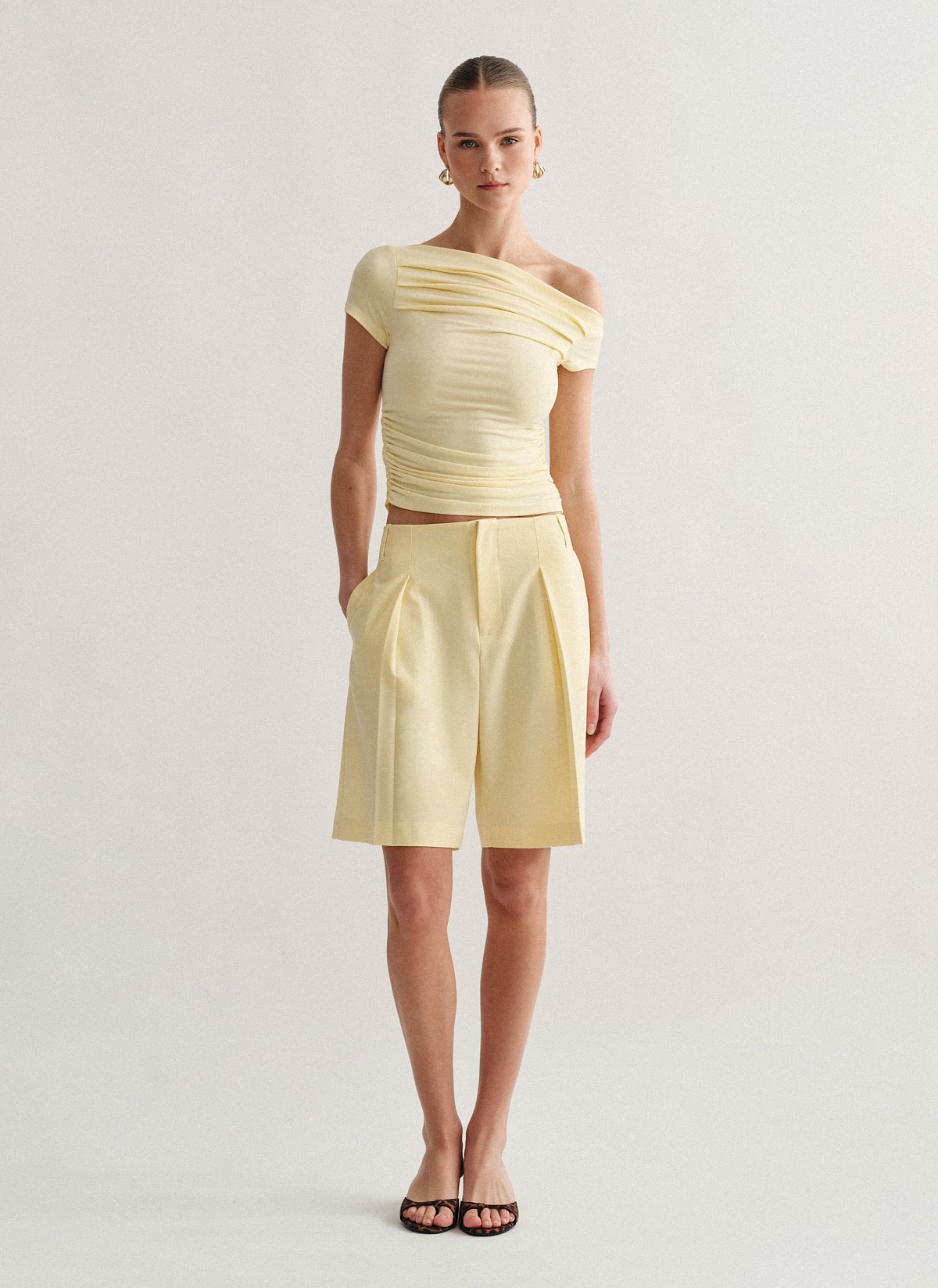 Γυναικεία υφασμάτινη βερμούδα