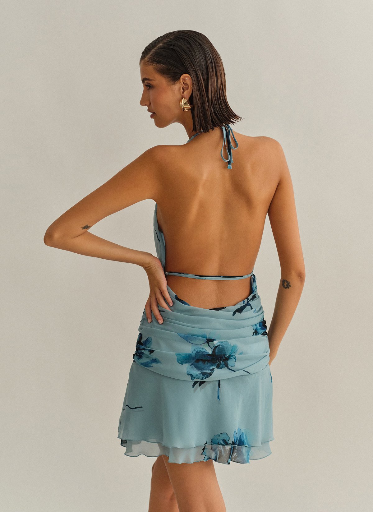 Γυναικείο εμπριμέ halter μίνι φόρεμα