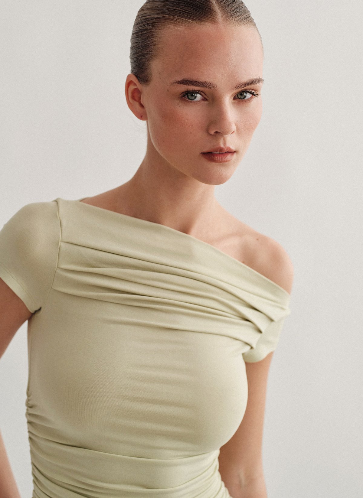 Γυναικεία κοντομάνικη μπλούζα με λοξό ώμο bamboo