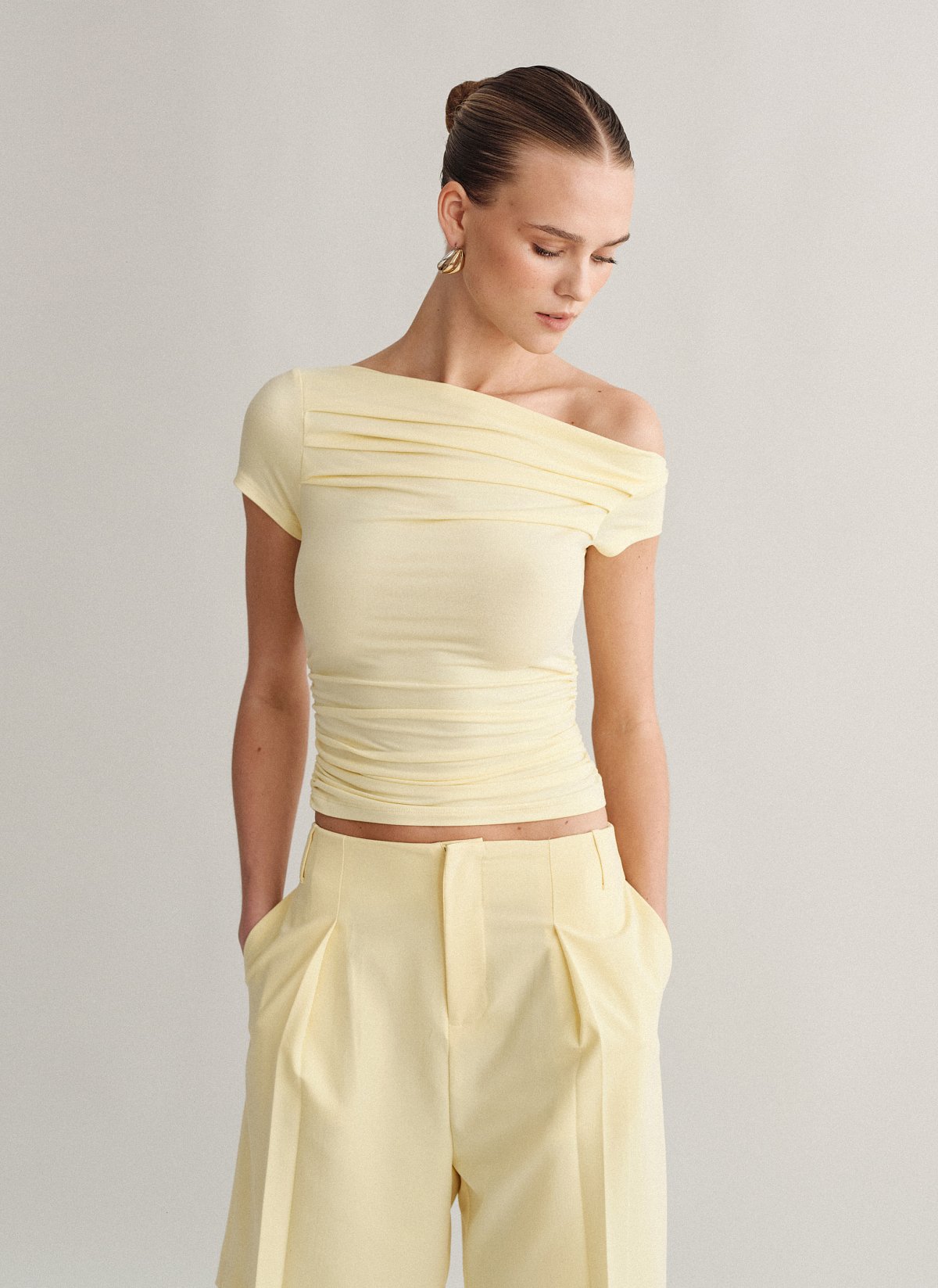 Γυναικεία κοντομάνικη μπλούζα με λοξό ώμο bamboo