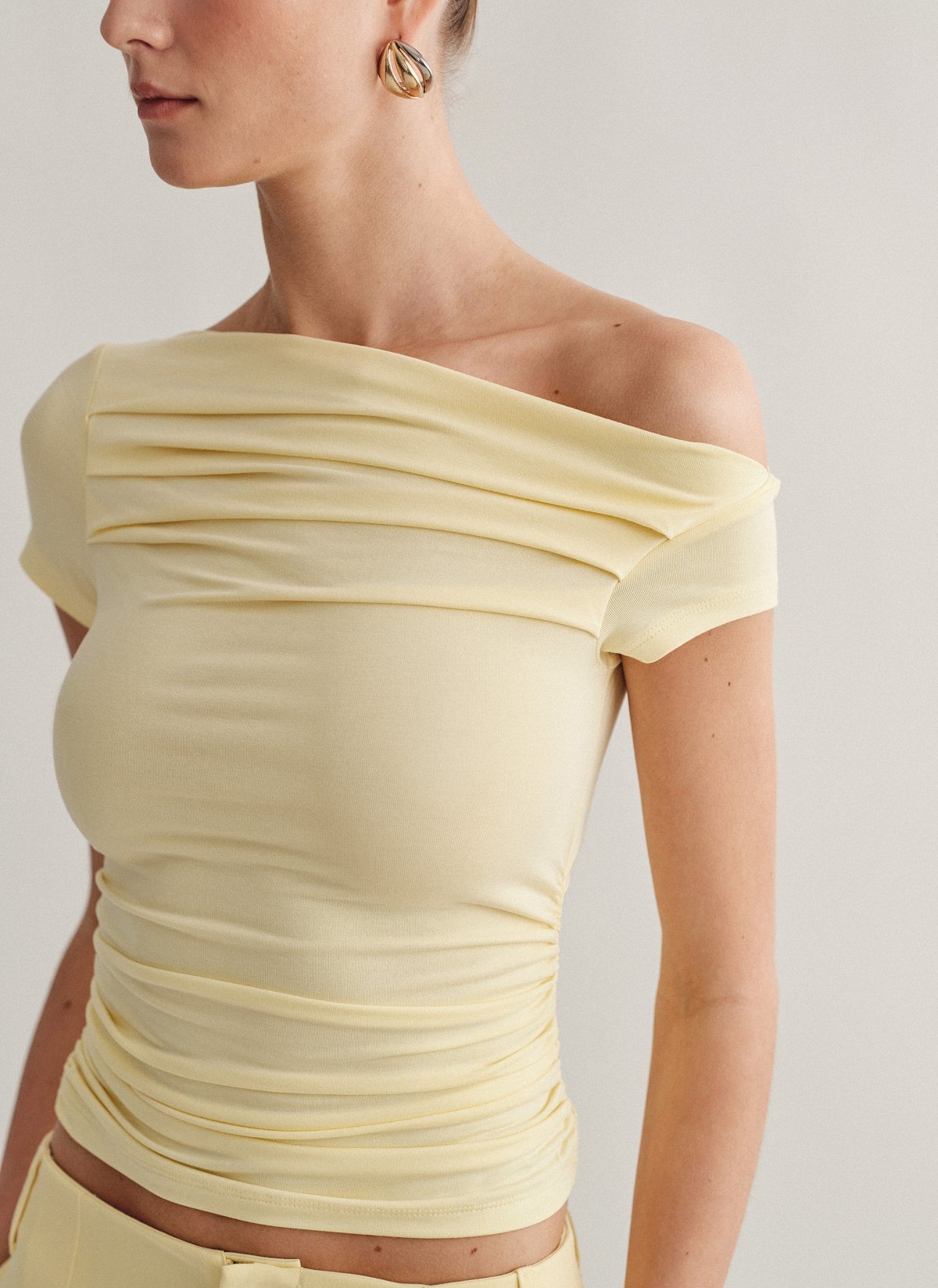 Γυναικεία κοντομάνικη μπλούζα με λοξό ώμο bamboo