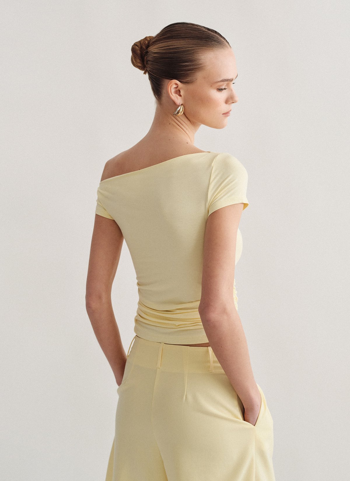 Γυναικεία κοντομάνικη μπλούζα με λοξό ώμο bamboo