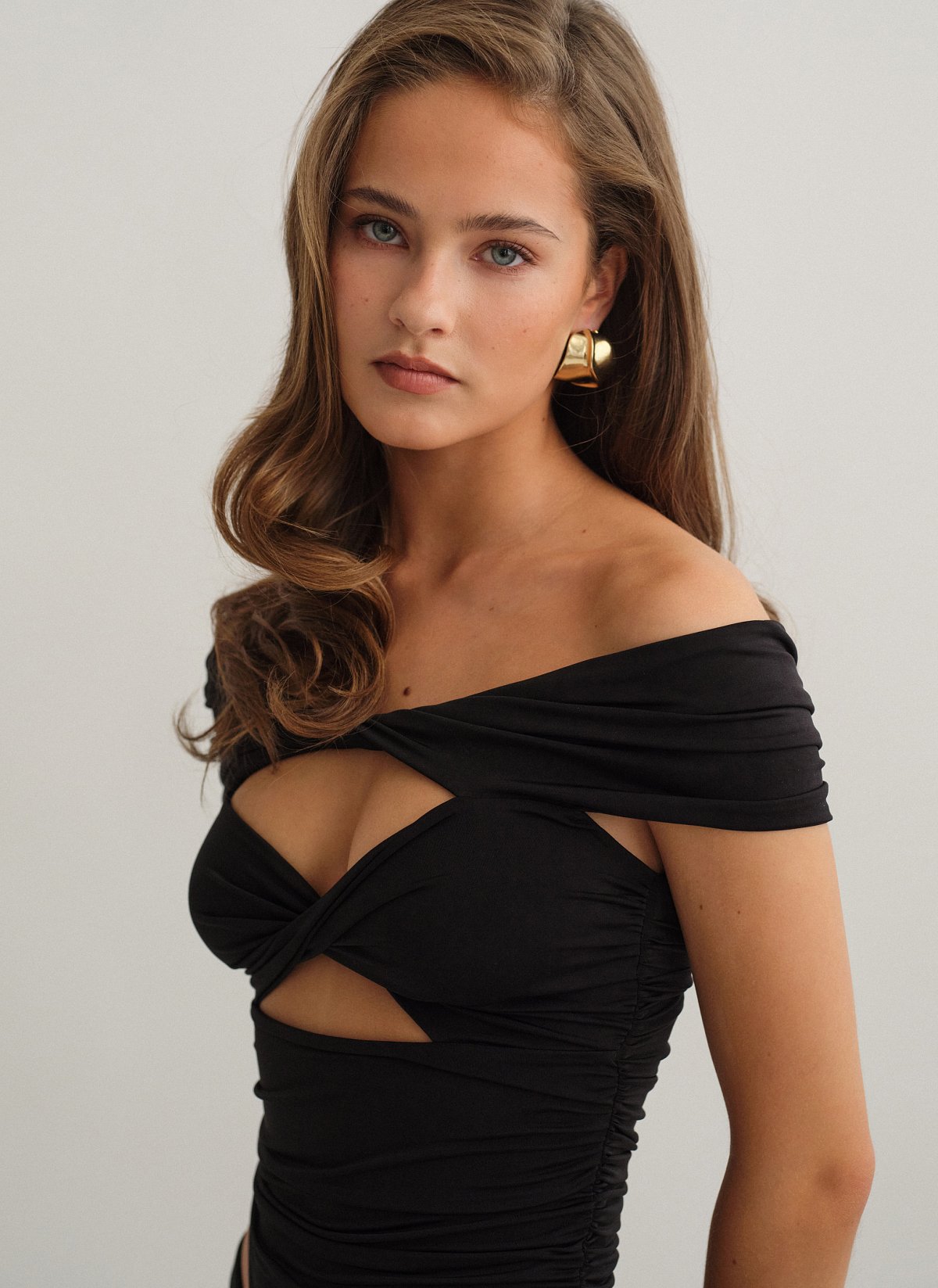 Γυναικείο off-shoulder τοπ με ανεστραμμένο cut-out ντεκολτέ