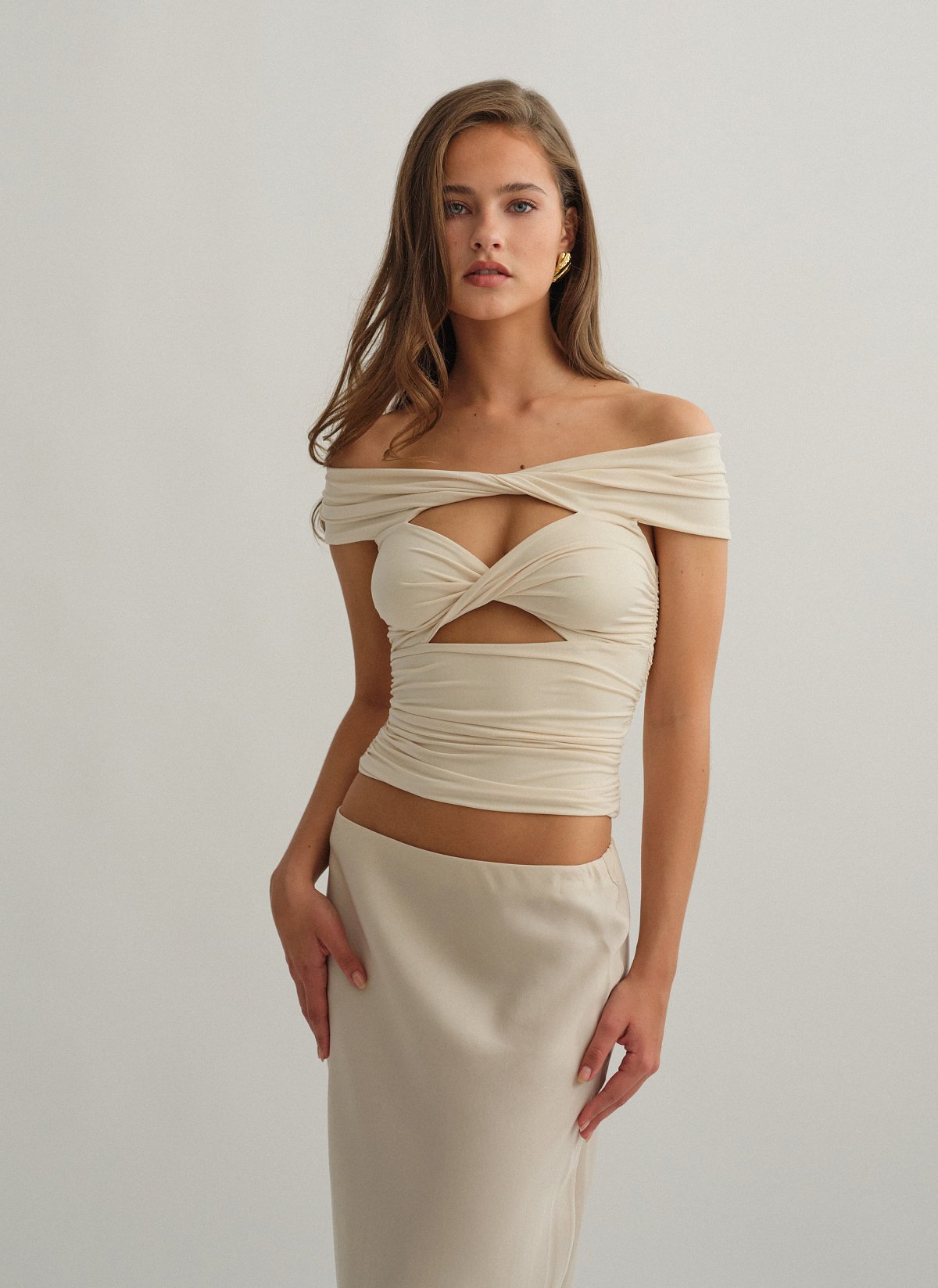 Γυναικείο off-shoulder τοπ με ανεστραμμένο cut-out ντεκολτέ