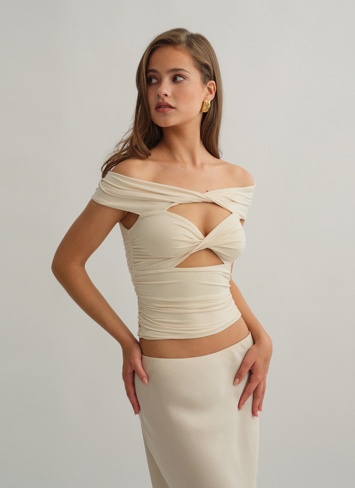 Γυναικείο off-shoulder τοπ με ανεστραμμένο cut-out ντεκολτέ
