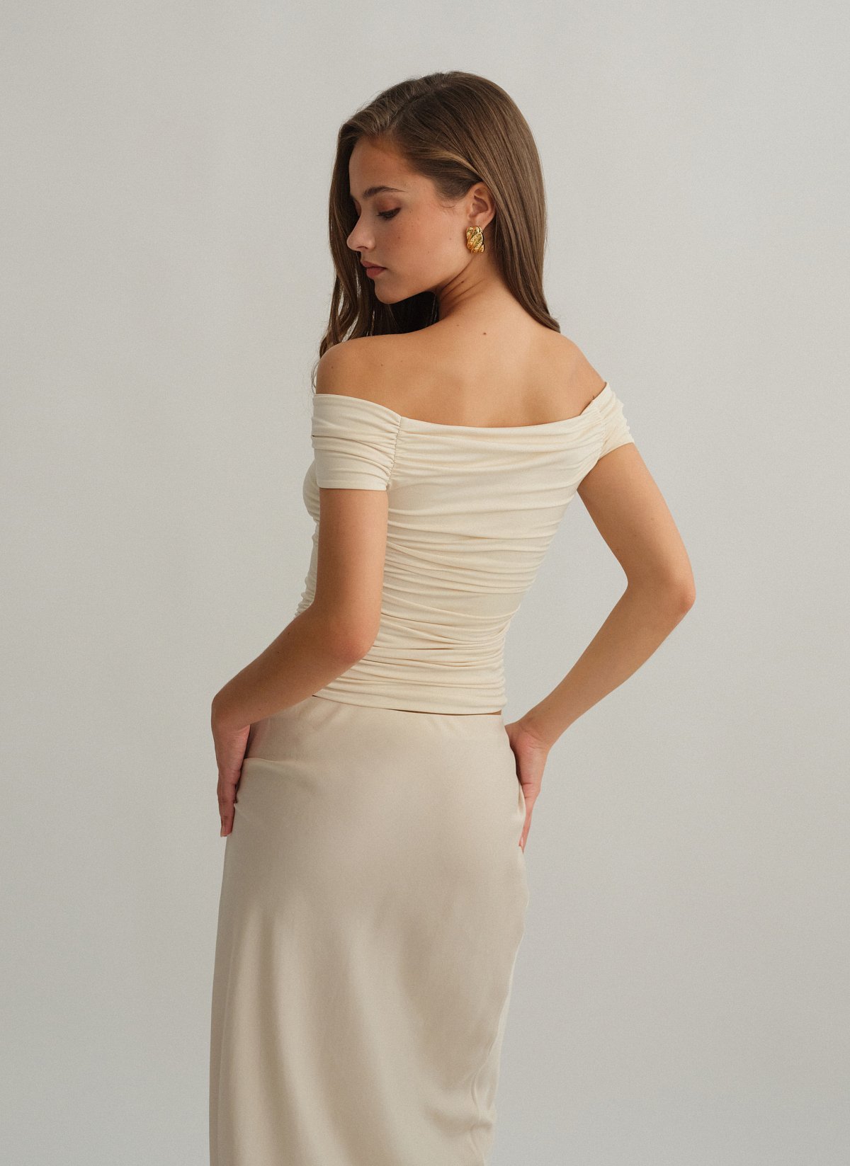 Γυναικείο off-shoulder τοπ με ανεστραμμένο cut-out ντεκολτέ