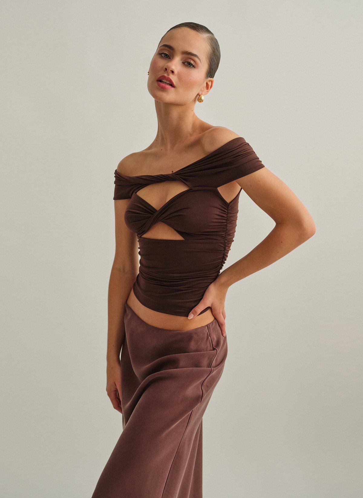 Γυναικείο off-shoulder τοπ με ανεστραμμένο cut-out ντεκολτέ