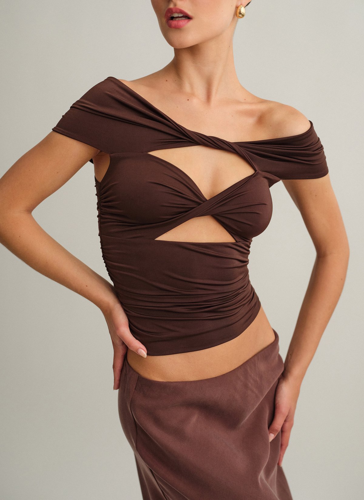 Γυναικείο off-shoulder τοπ με ανεστραμμένο cut-out ντεκολτέ