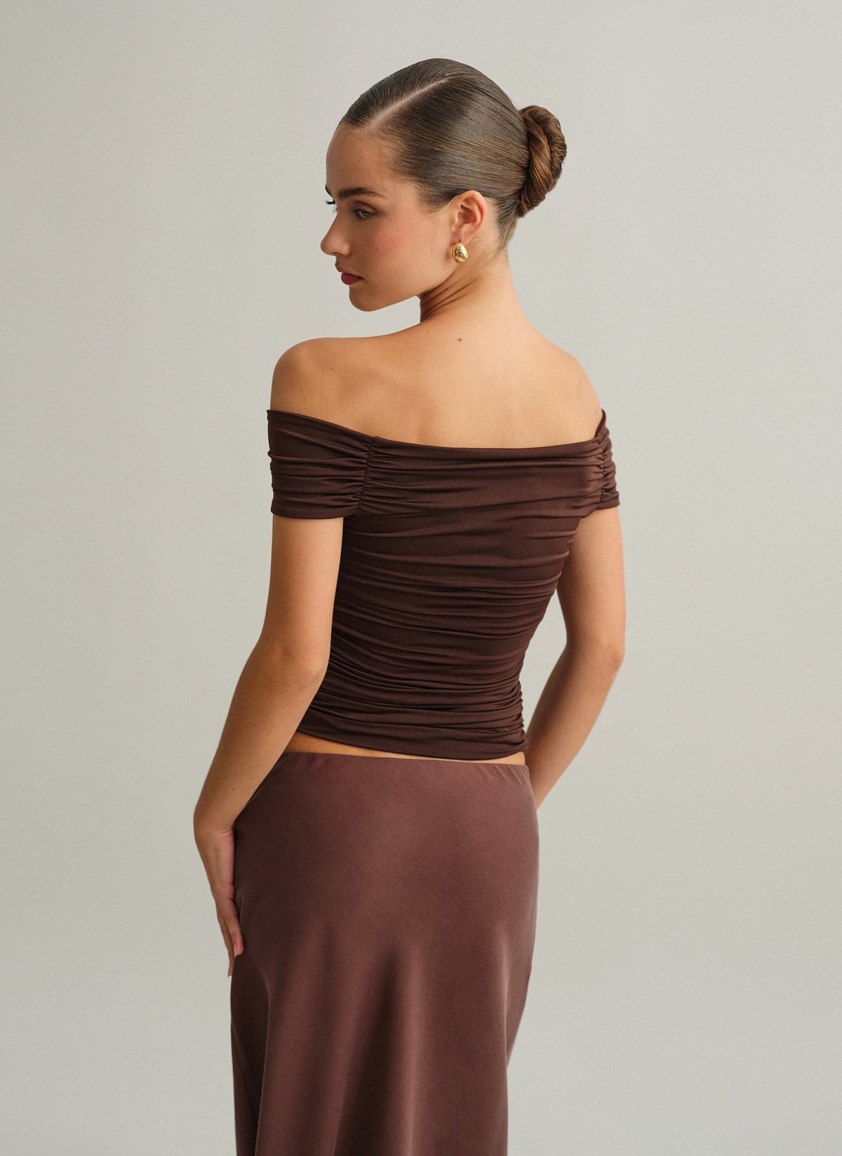 Γυναικείο off-shoulder τοπ με ανεστραμμένο cut-out ντεκολτέ