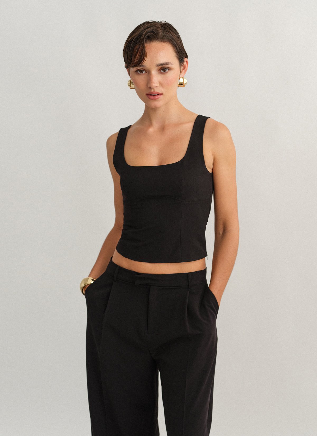 Γυναικείο υφασμάτινο τοπ με άνοιγμα στην πλάτη