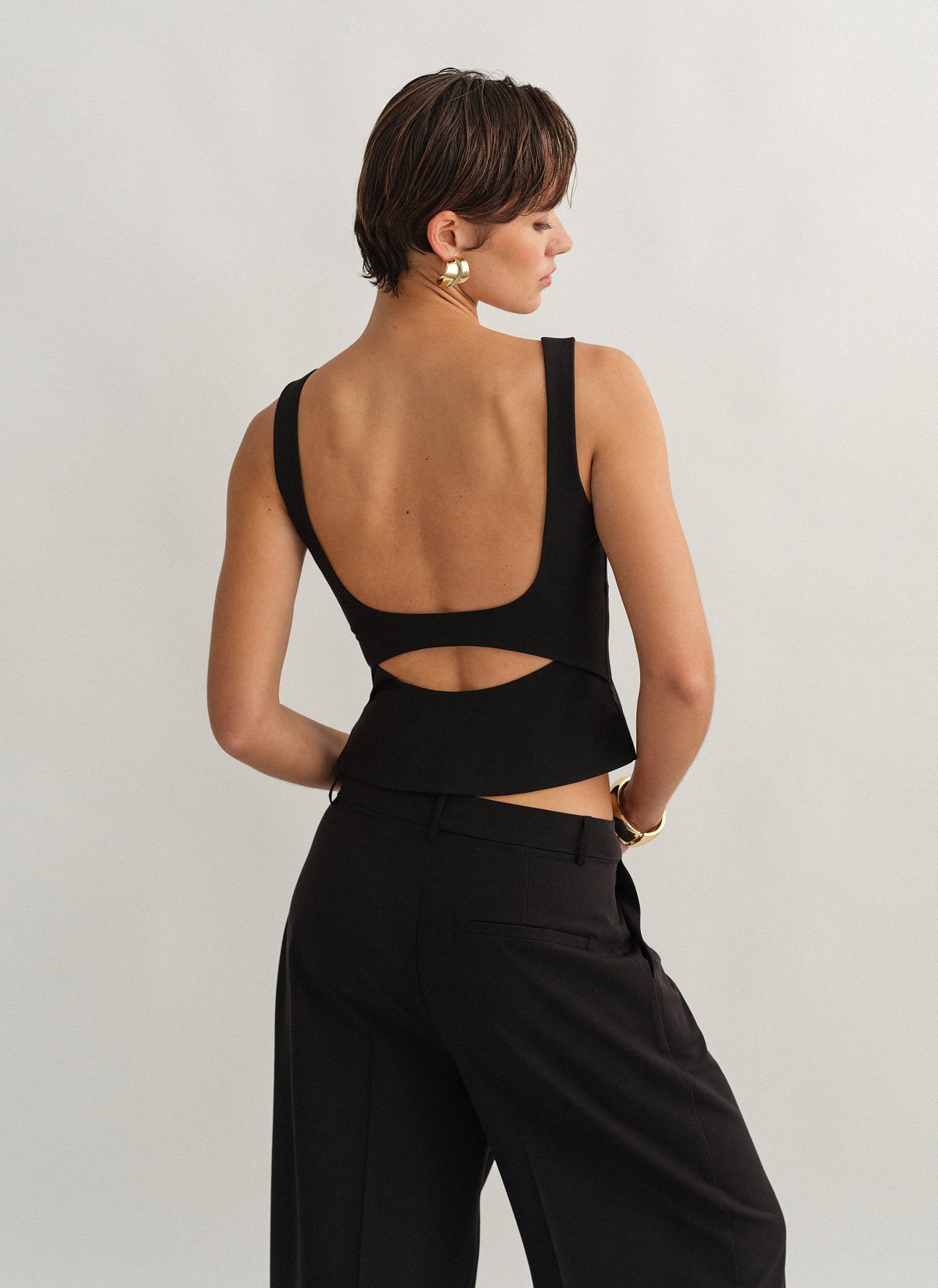 Γυναικείο υφασμάτινο τοπ με άνοιγμα στην πλάτη