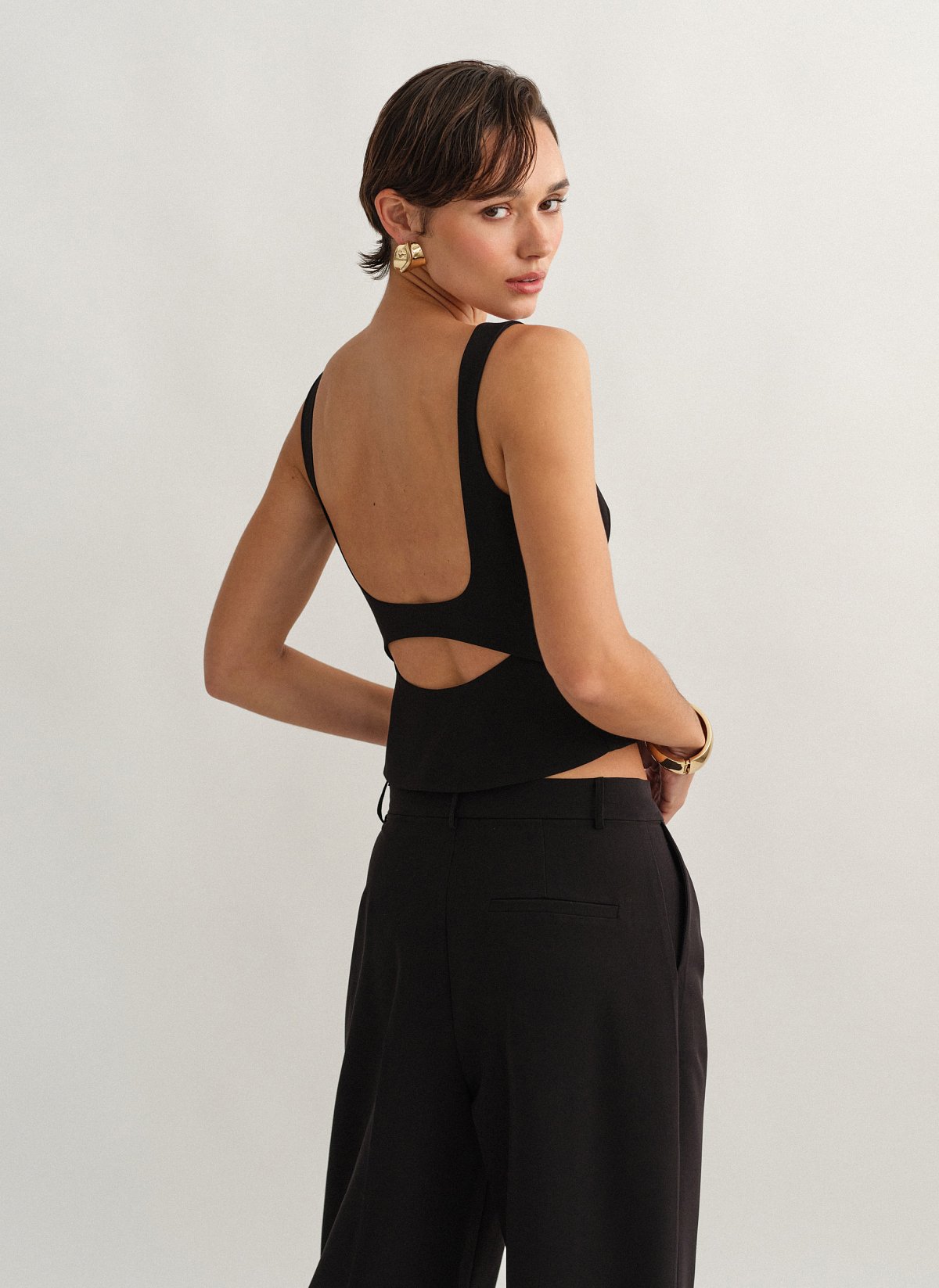 Γυναικείο υφασμάτινο τοπ με άνοιγμα στην πλάτη