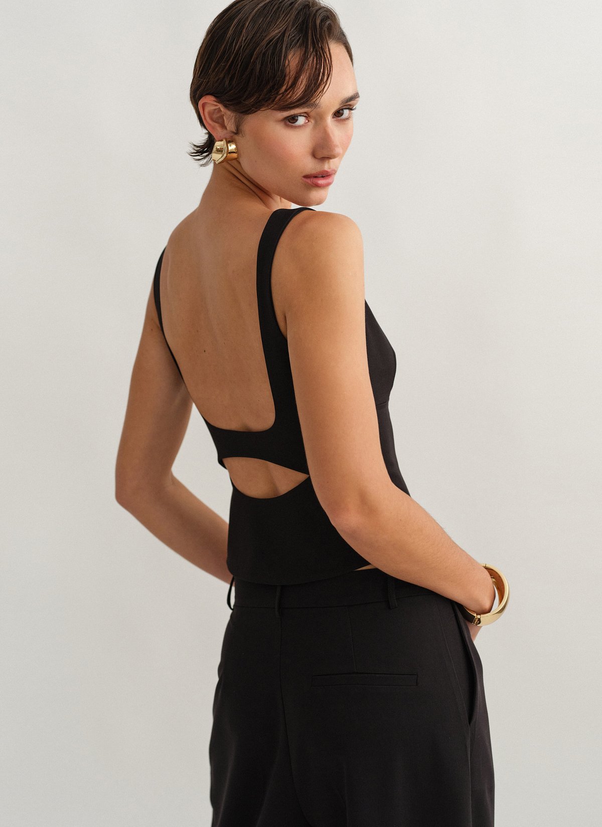 Γυναικείο υφασμάτινο τοπ με άνοιγμα στην πλάτη