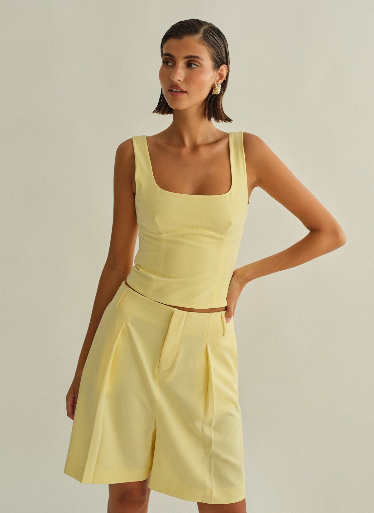 Γυναικείο υφασμάτινο τοπ με άνοιγμα στην πλάτη