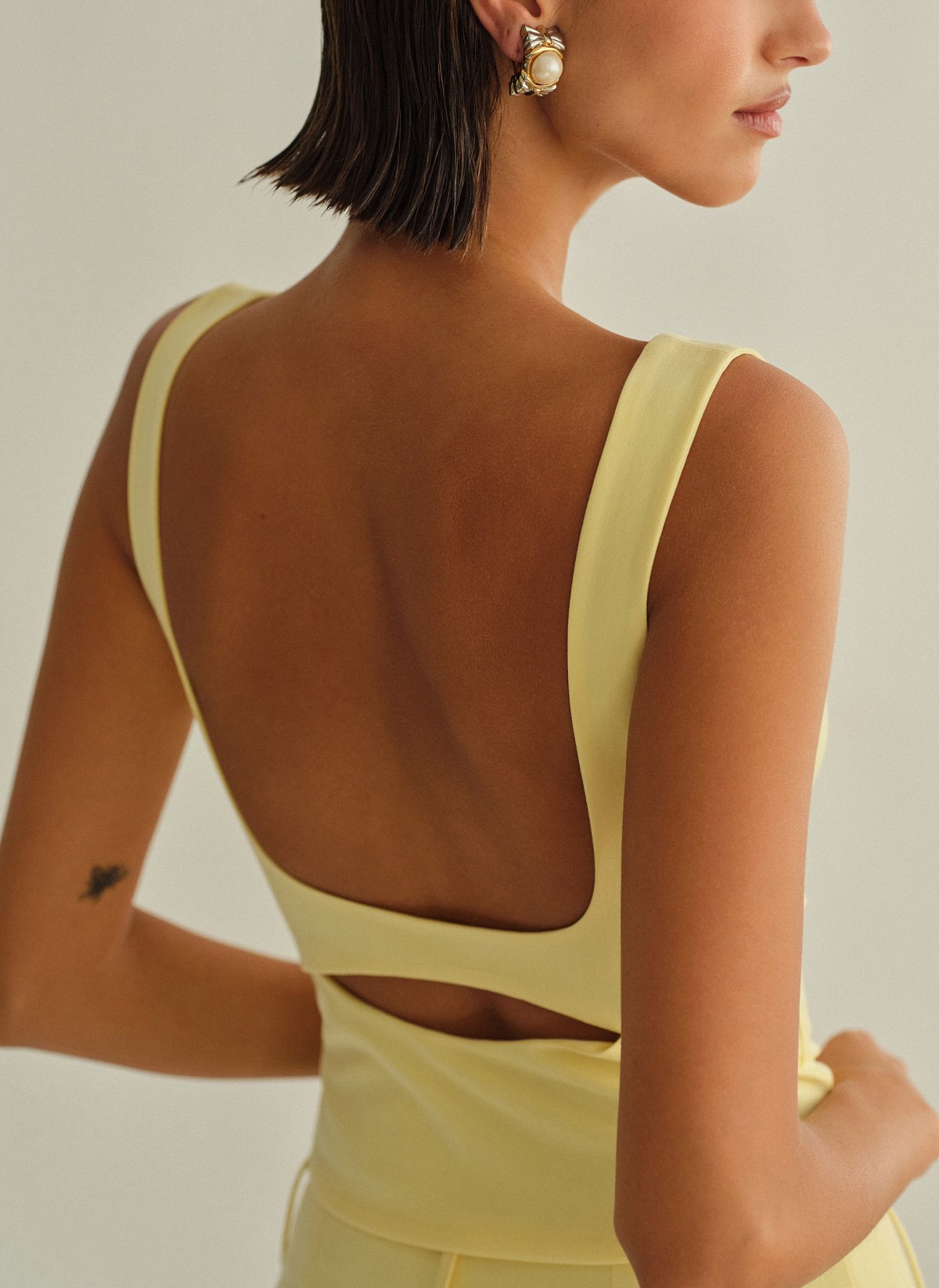 Γυναικείο υφασμάτινο τοπ με άνοιγμα στην πλάτη