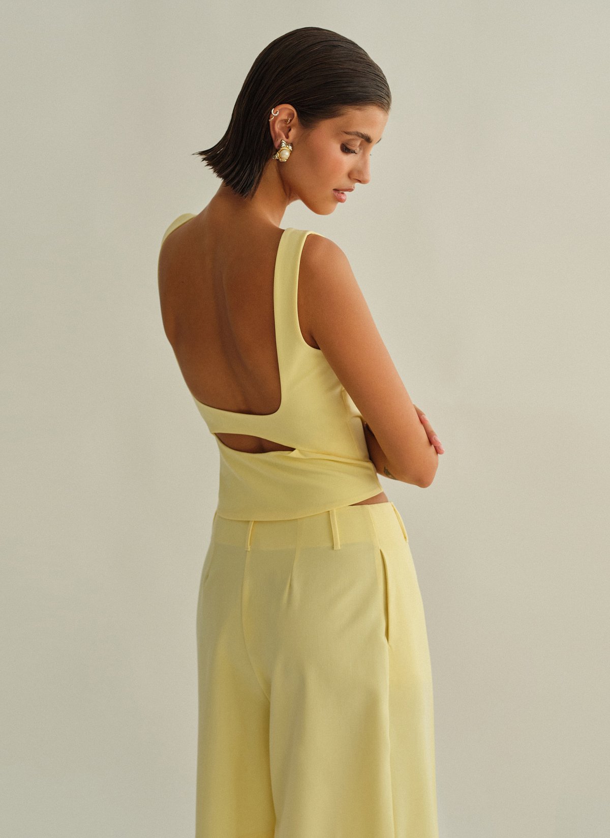 Γυναικείο υφασμάτινο τοπ με άνοιγμα στην πλάτη