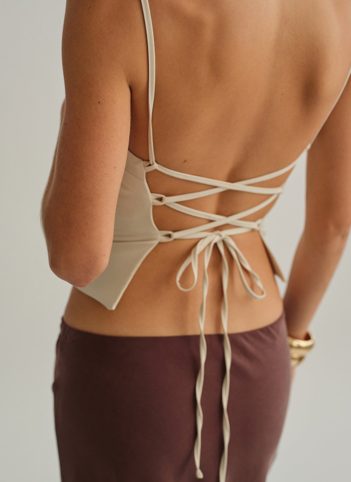 Γυναικείο υφασμάτινο τοπ με χιαστί πλάτη