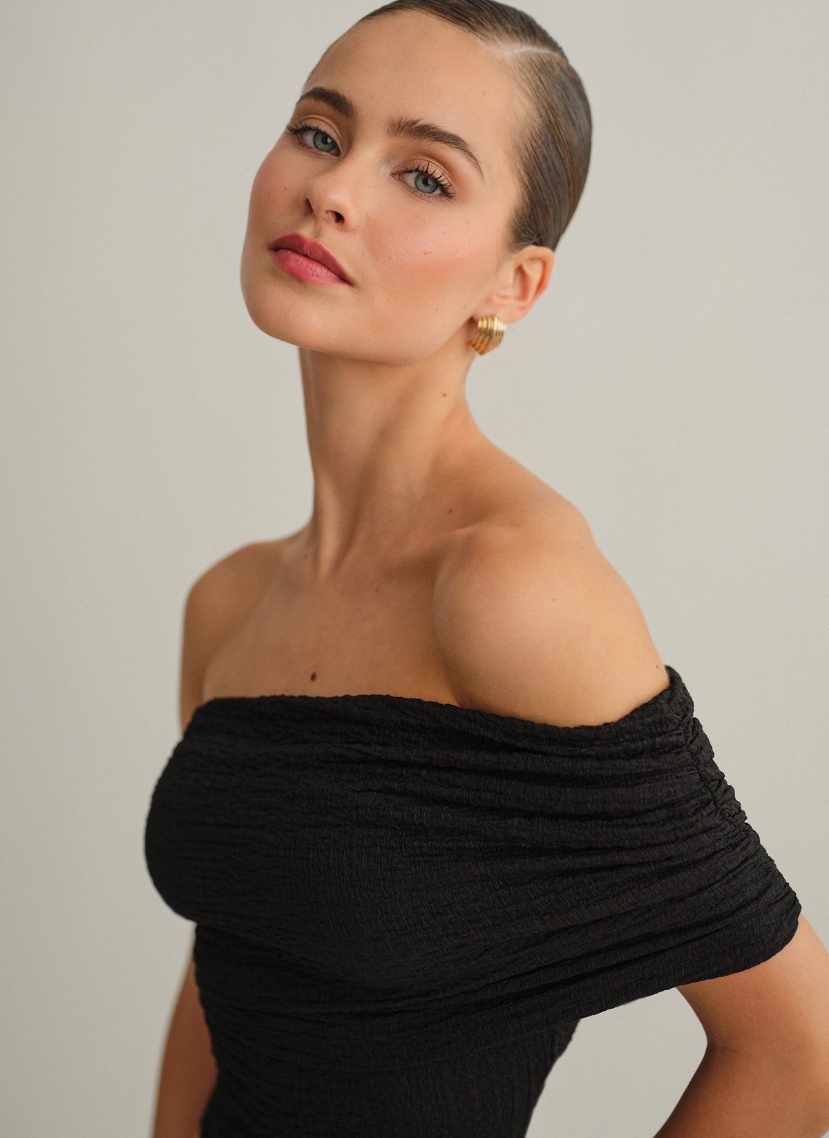 Γυναικεία off-shoulder μπλούζα σε ανάγλυφη υφή