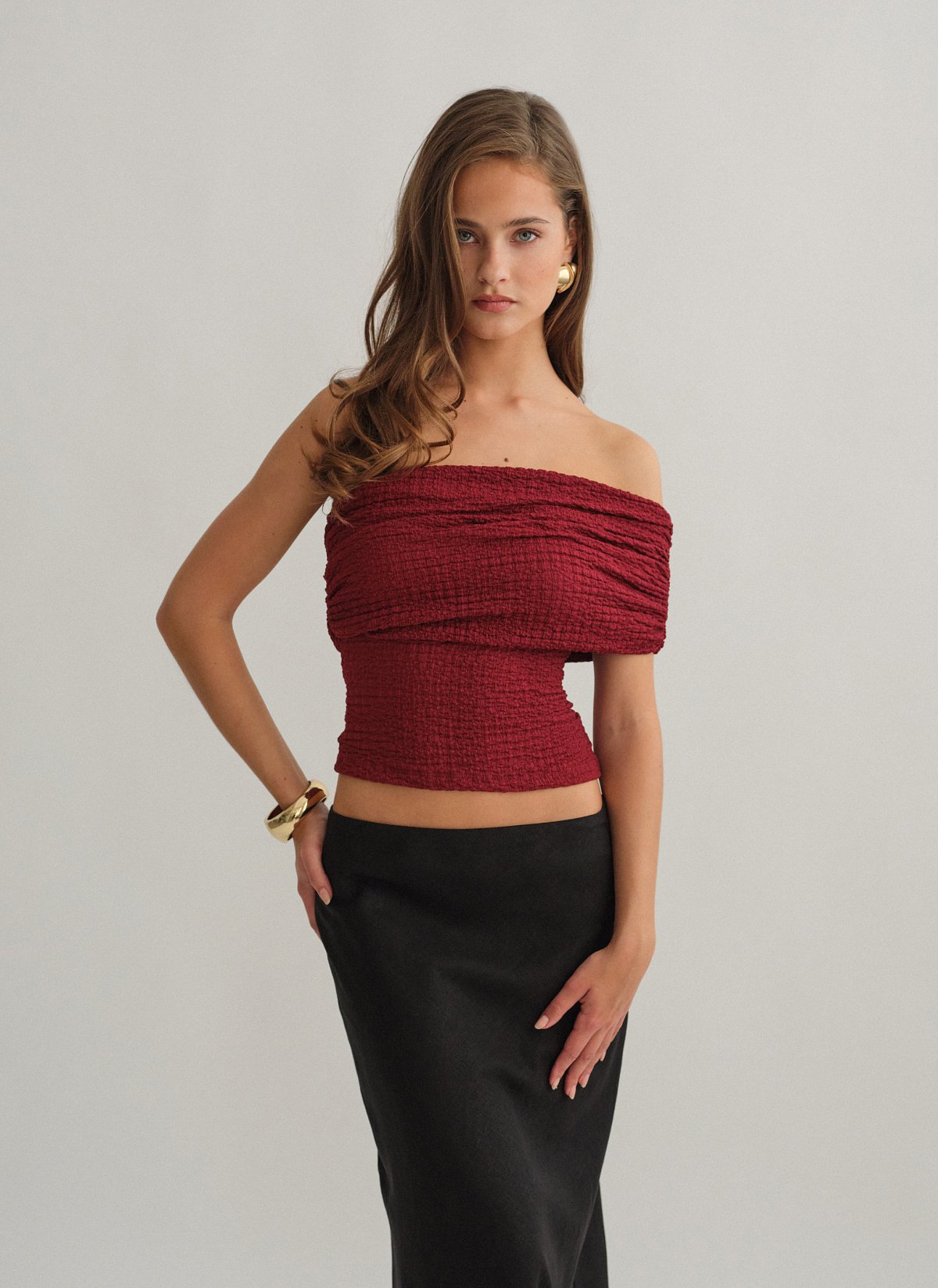 Γυναικεία off-shoulder μπλούζα σε ανάγλυφη υφή