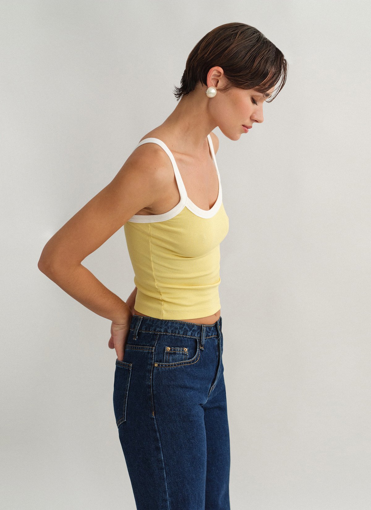 Γυναικεία αμάνικη μπλούζα ριπ με χρωματική αντίθεση