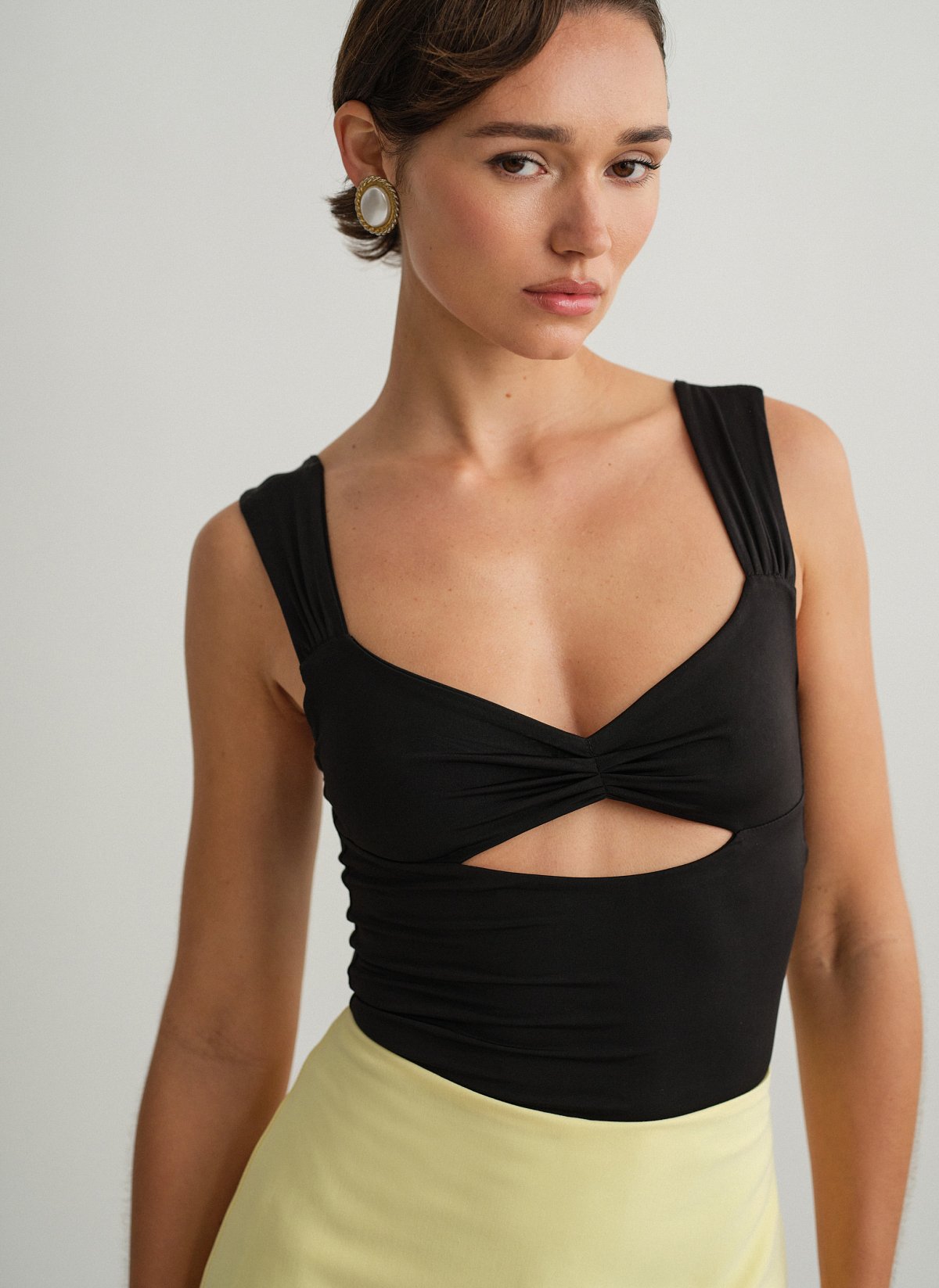 Γυναικείο κορμάκι cut-out με σούρες