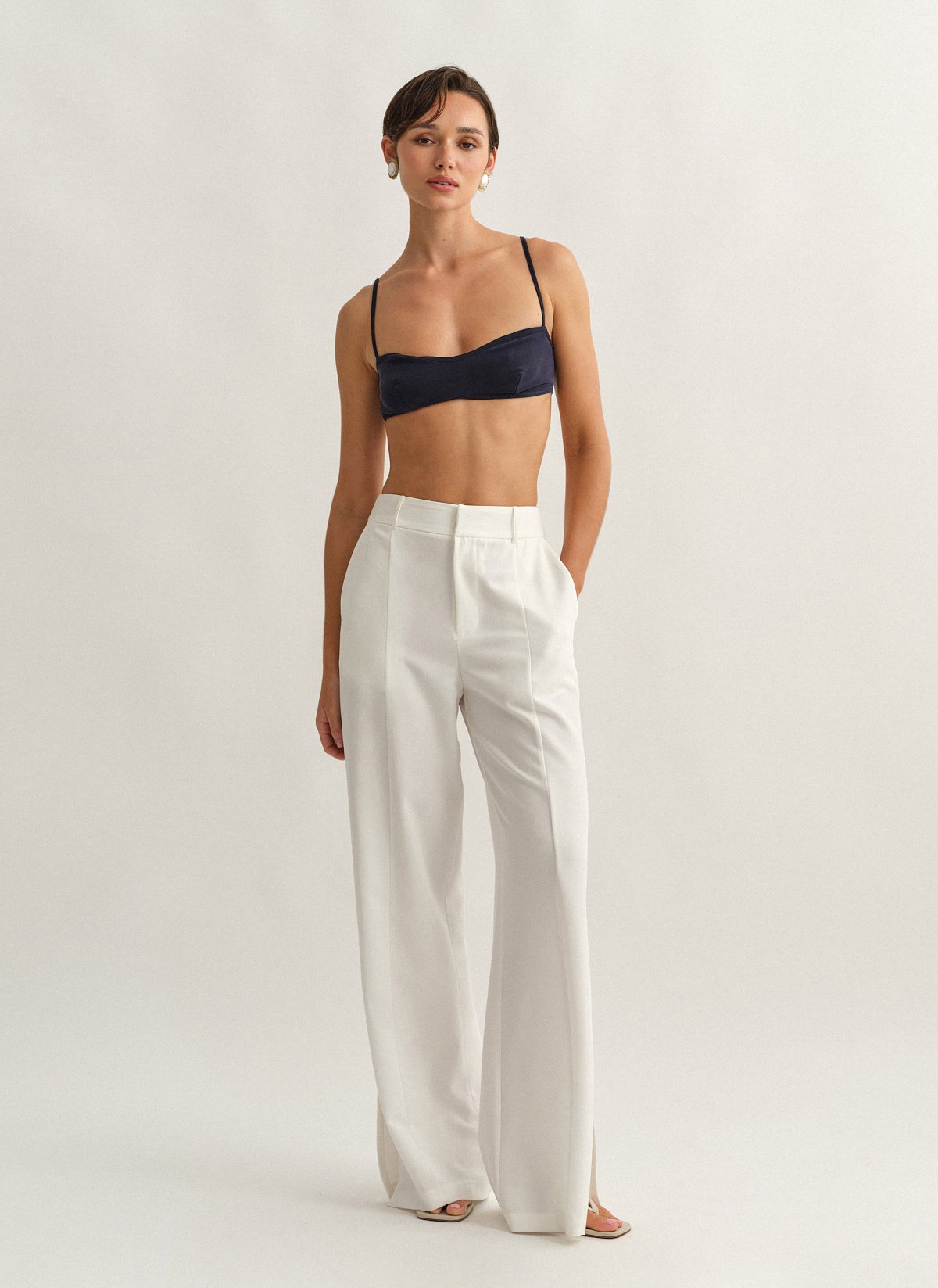 Γυναικείο υφασμάτινο παντελόνι με σκίσιμο