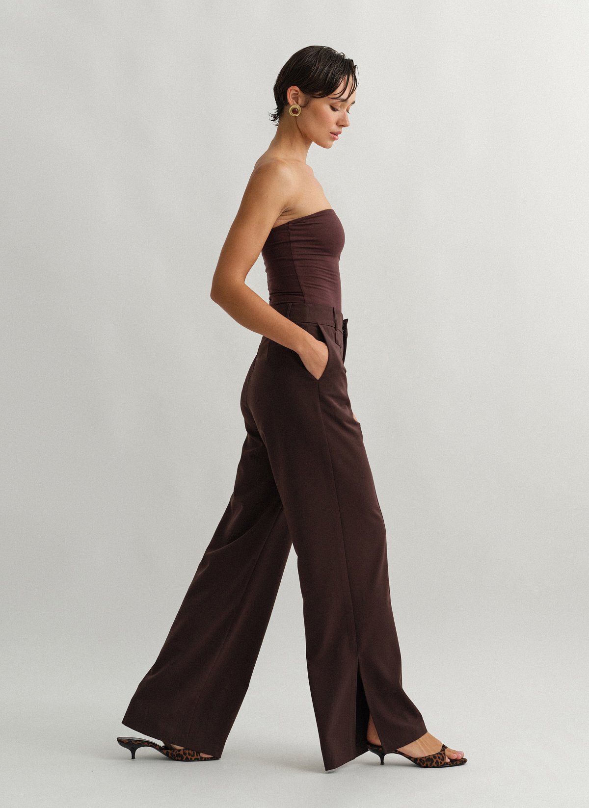 Γυναικείο υφασμάτινο παντελόνι με σκίσιμο