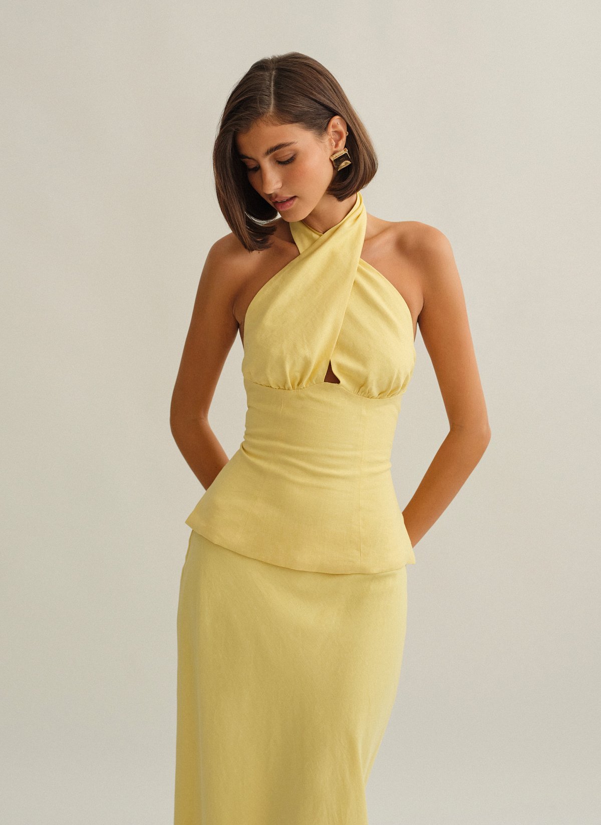 Γυναικείο λινό τοπ halter με χιαστί δέσιμο