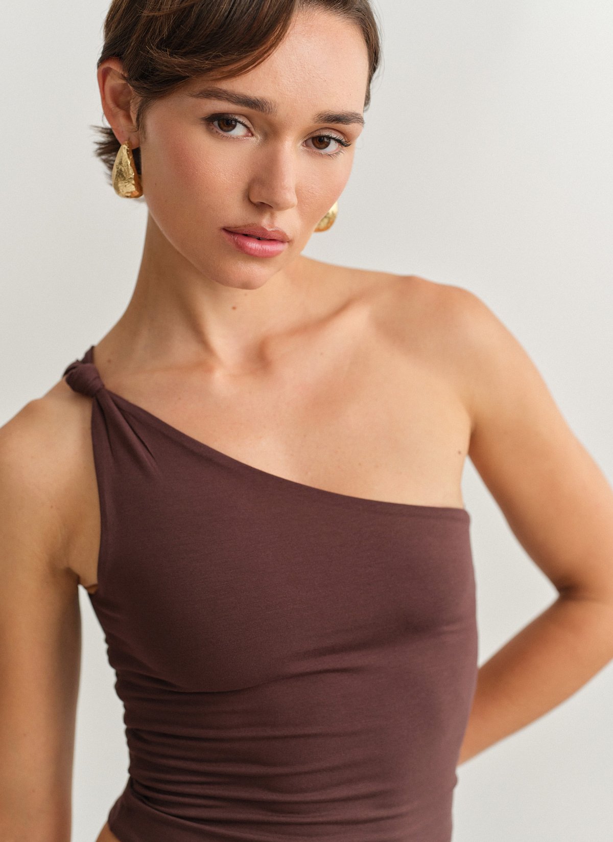 Γυναικείο one-shoulder bamboo τοπ με κόμπο