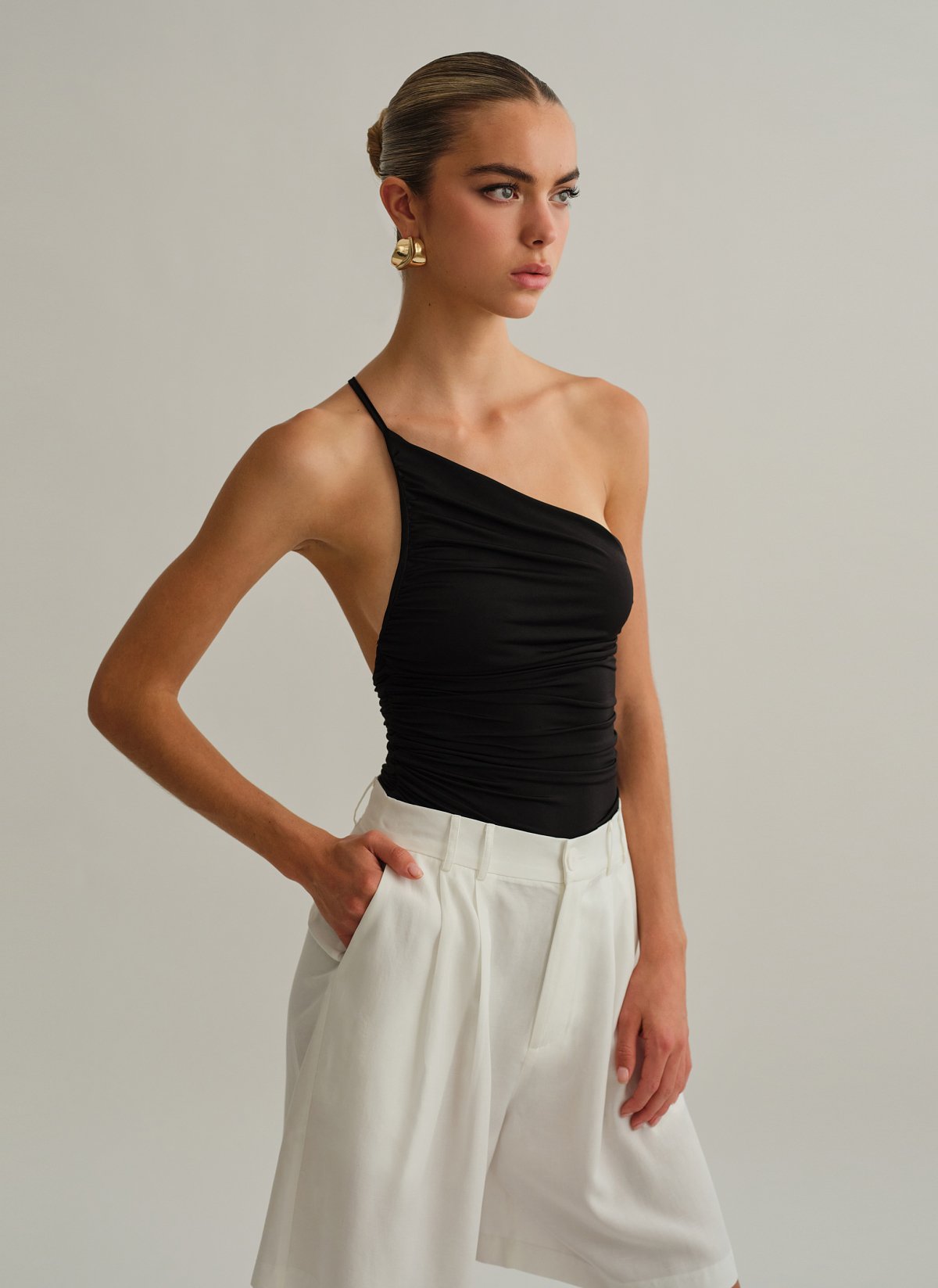 Γυναικείο one-shoulder κορμάκι με σούρες