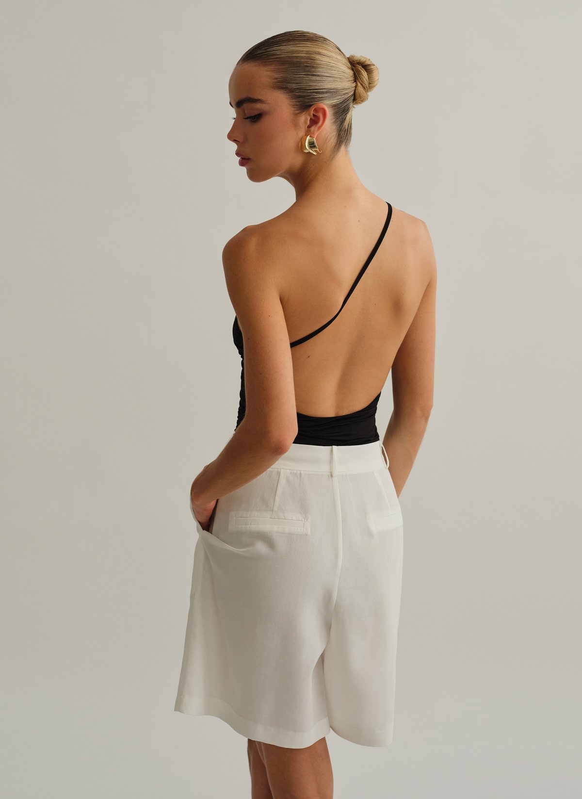 Γυναικείο one-shoulder κορμάκι με σούρες