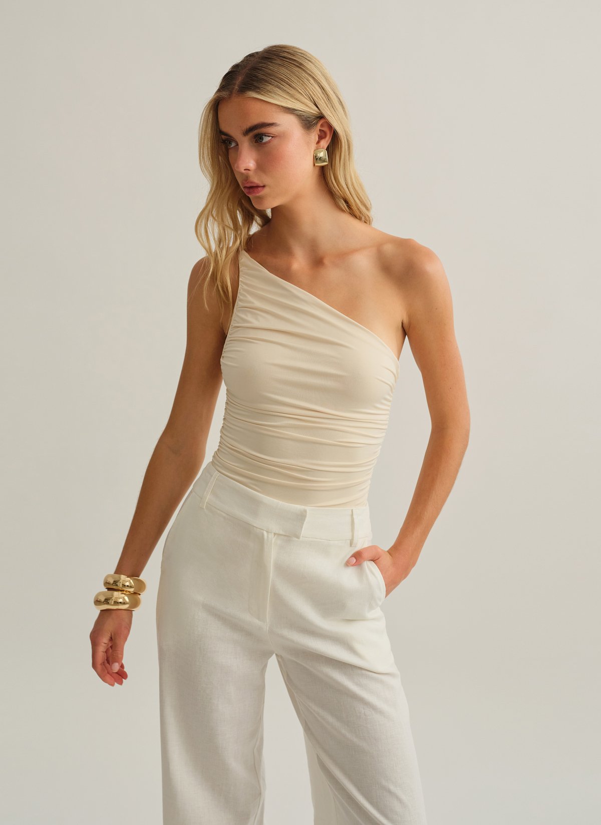 Γυναικείο one-shoulder κορμάκι με σούρες