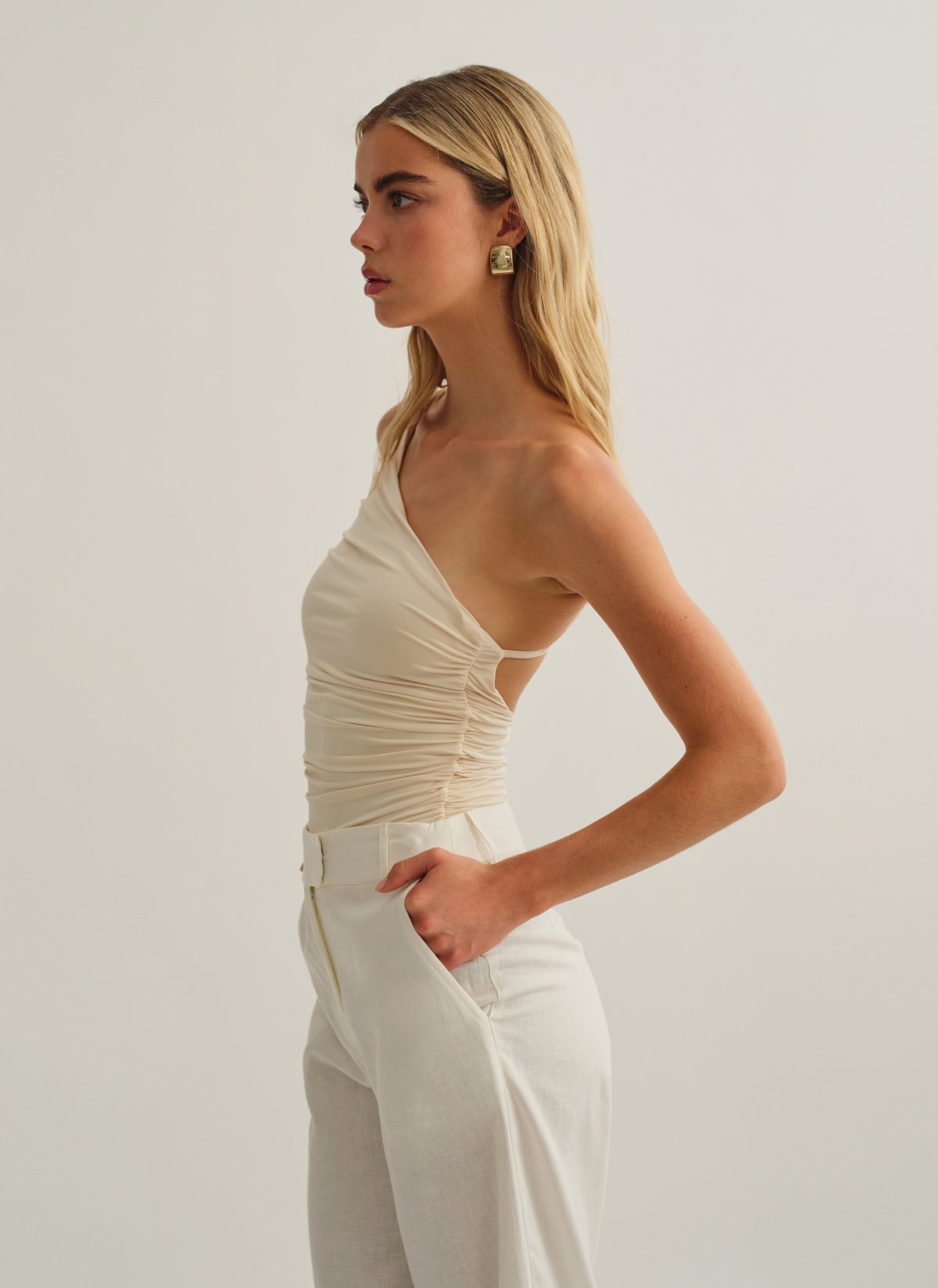 Γυναικείο one-shoulder κορμάκι με σούρες