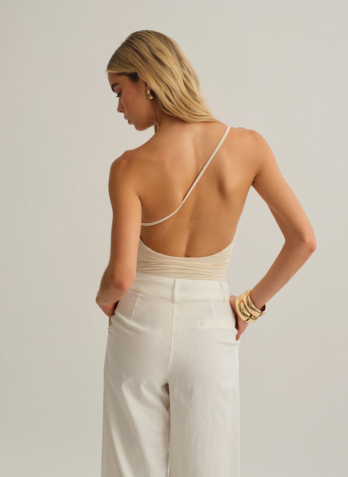 Γυναικείο one-shoulder κορμάκι με σούρες