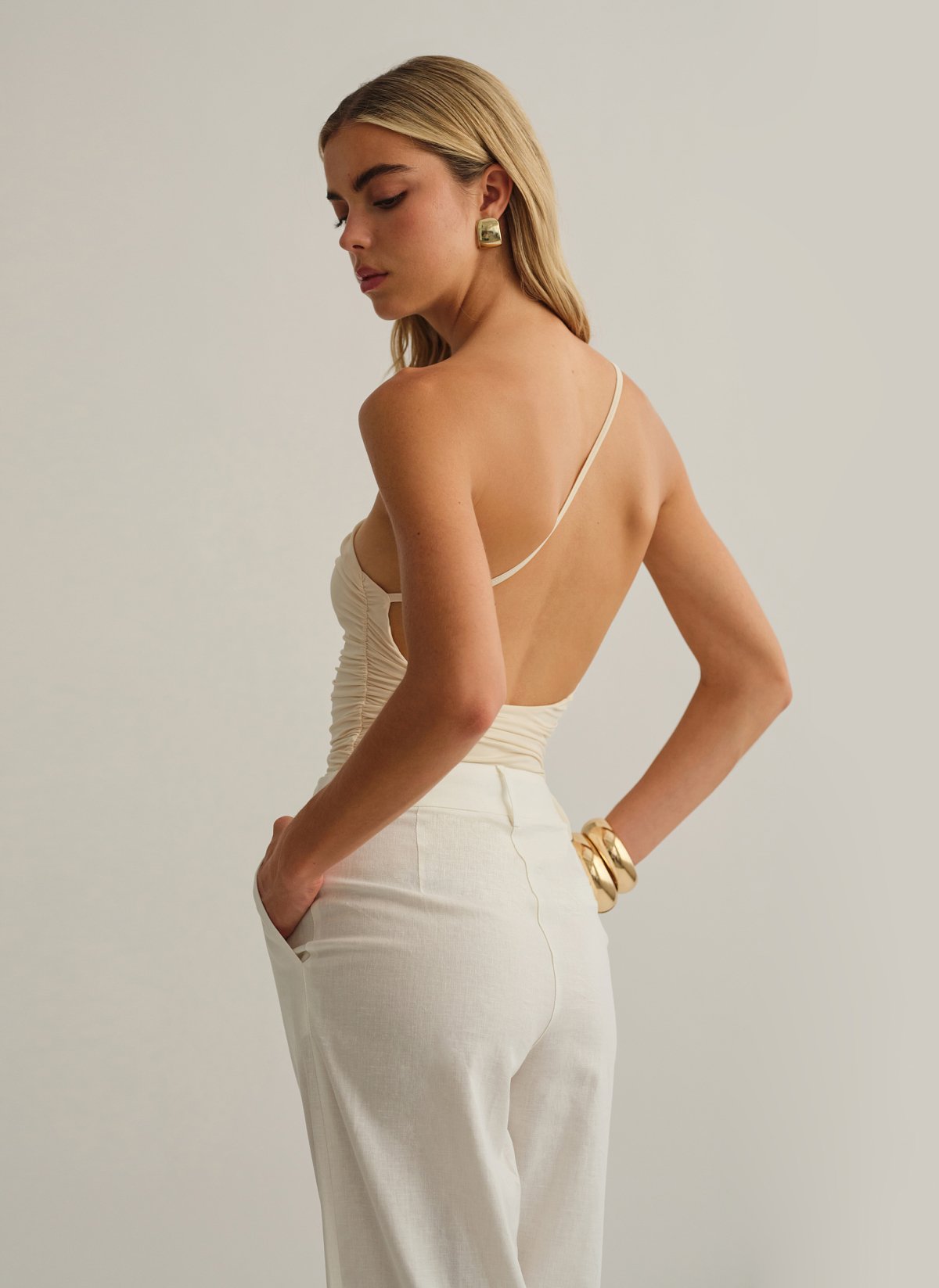 Γυναικείο one-shoulder κορμάκι με σούρες