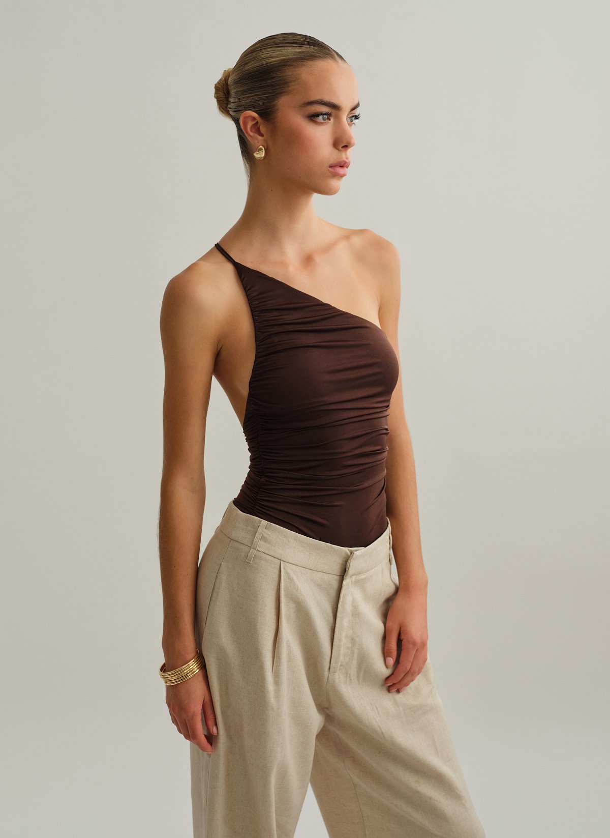 Γυναικείο one-shoulder κορμάκι με σούρες