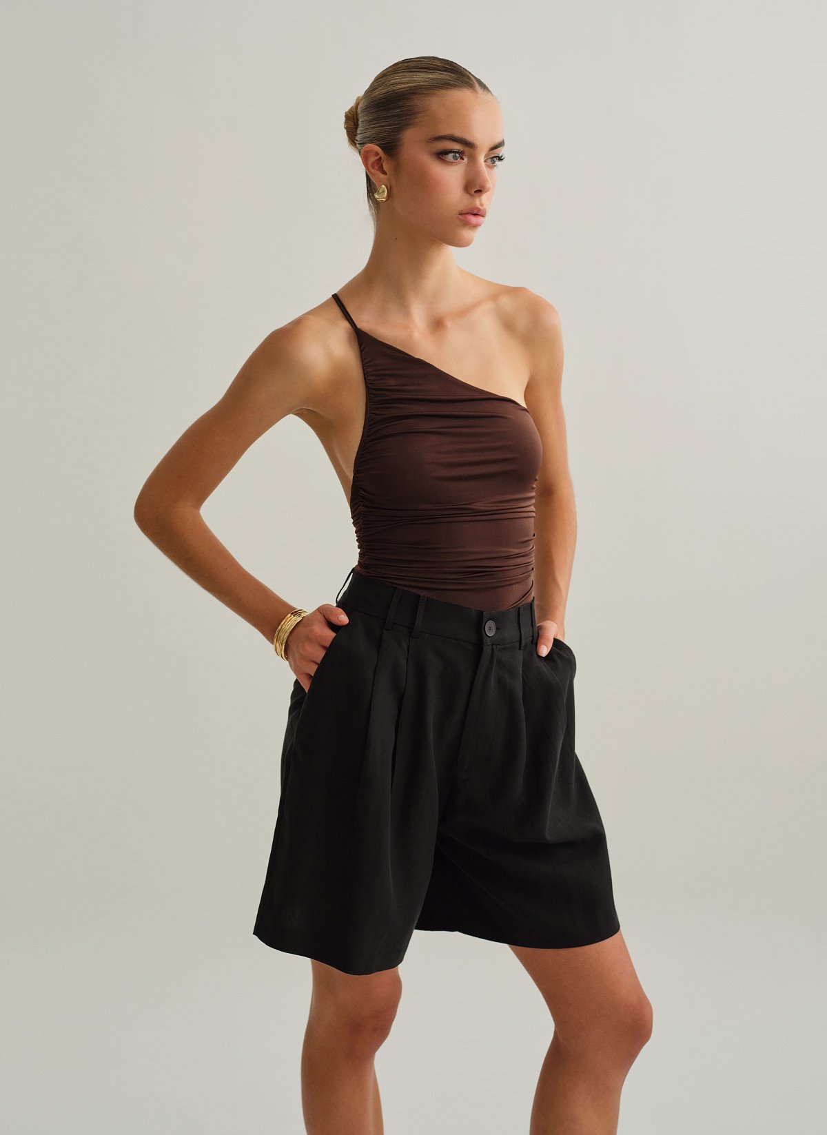 Γυναικείο one-shoulder κορμάκι με σούρες